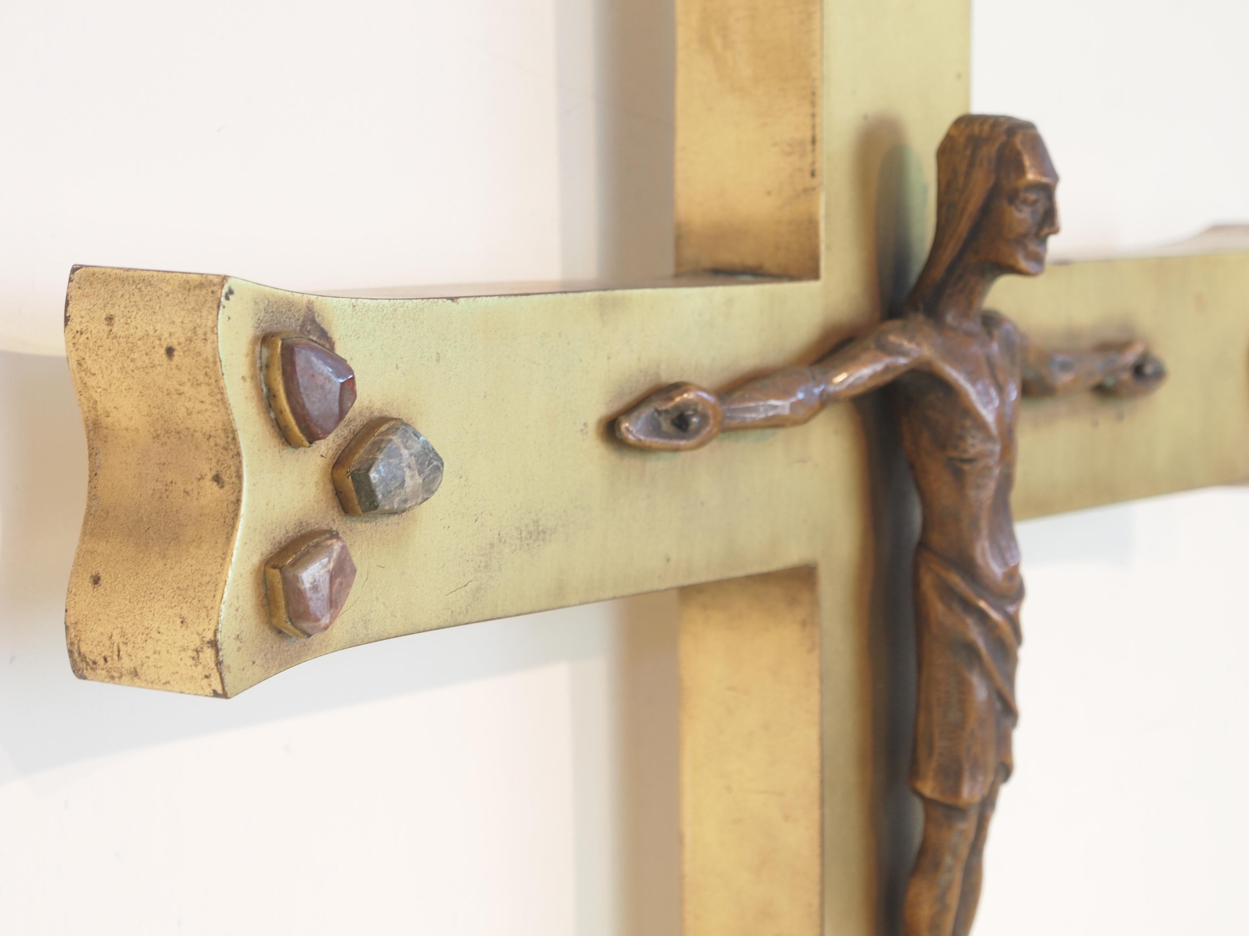Large Modernist Midcentury Brass Crucifix with Gemstones In Good Condition For Sale In Hilversum, Noord Holland