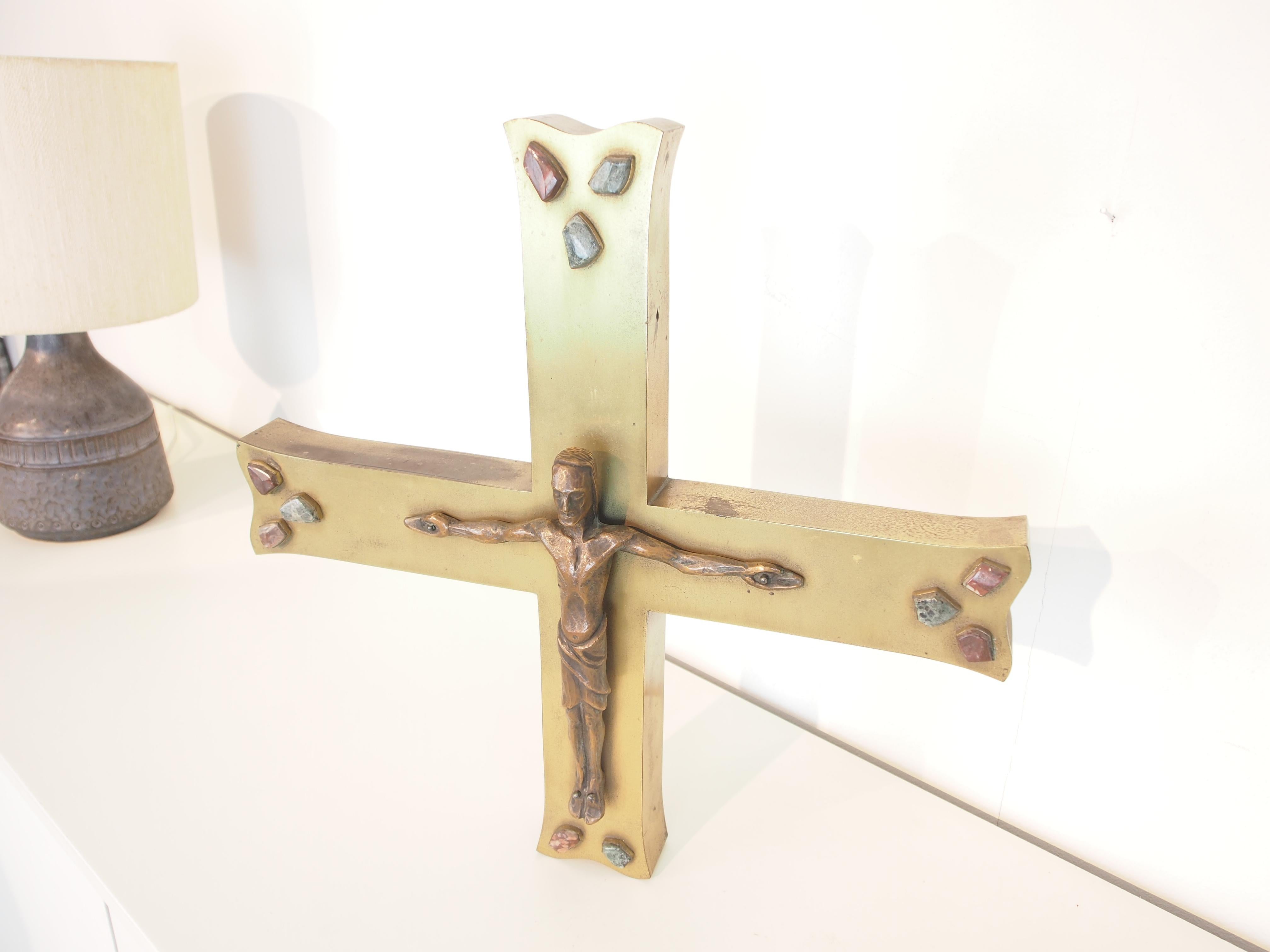 Large Modernist Midcentury Brass Crucifix with Gemstones For Sale 1