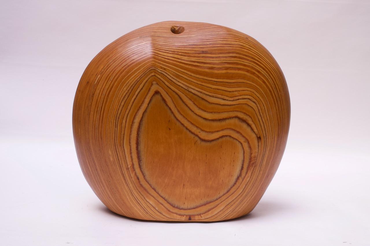 Américain Grand vase moderniste en bois dur de forme organique en vente
