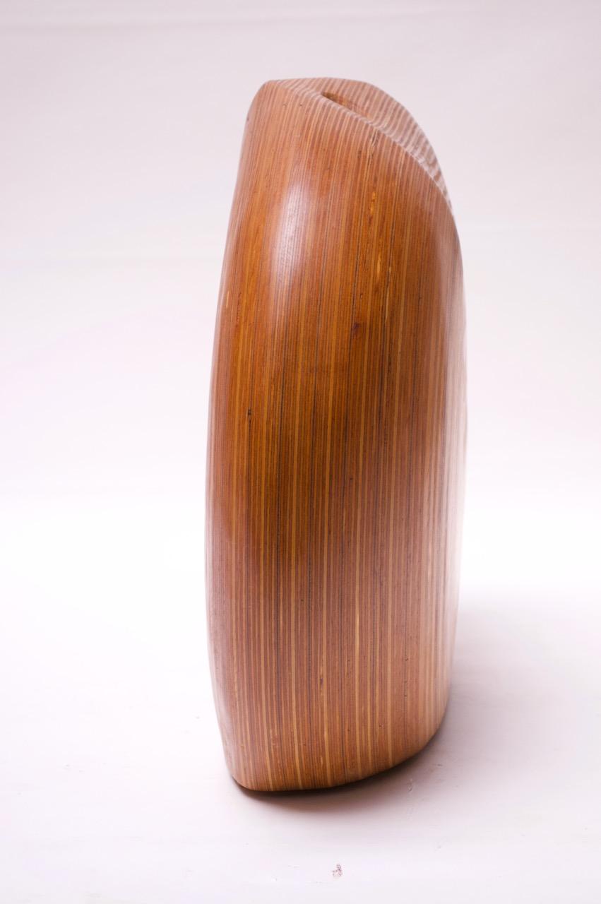Bois de feuillus Grand vase moderniste en bois dur de forme organique en vente