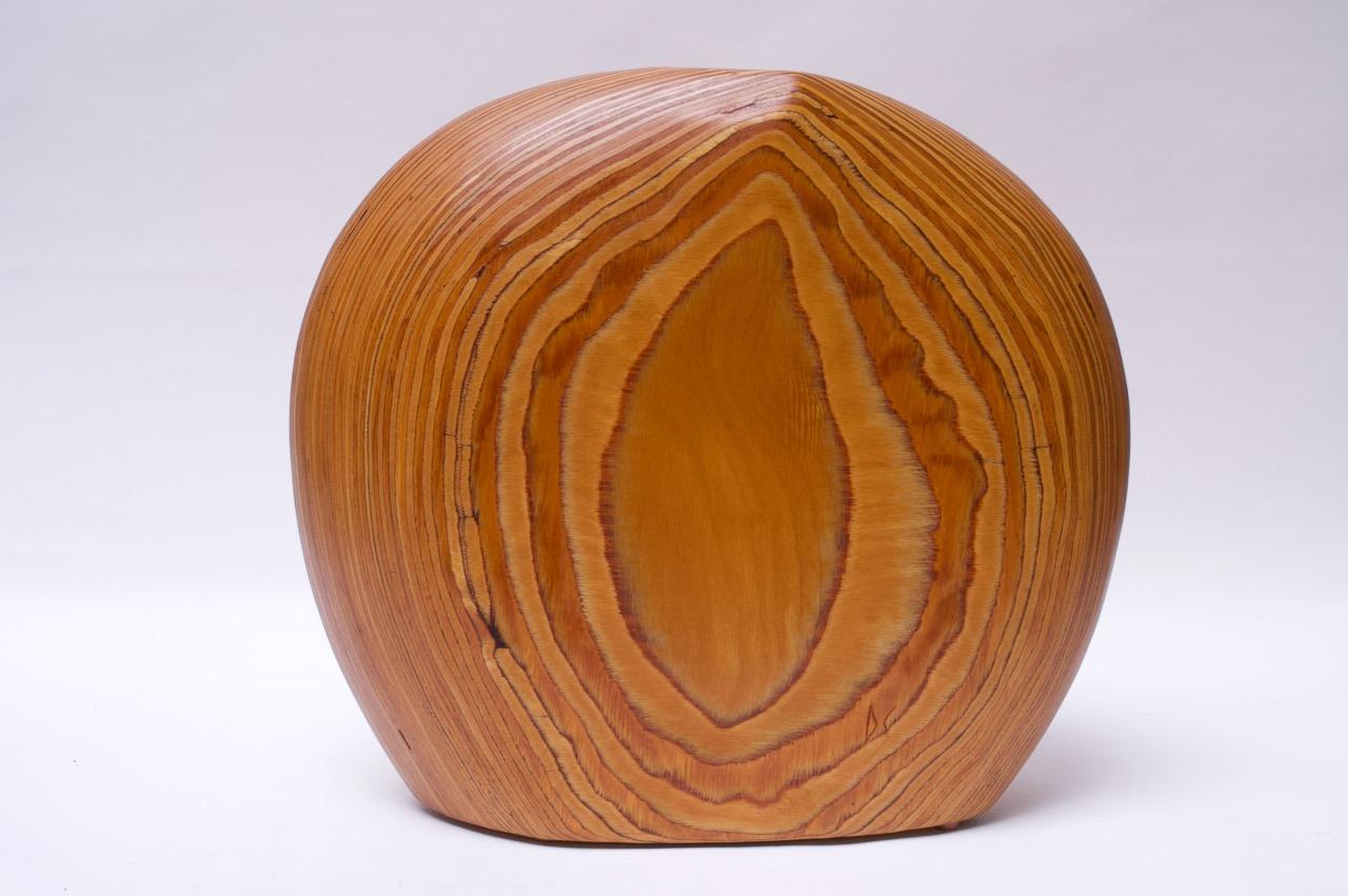 Grand vase moderniste en bois dur de forme organique en vente 1