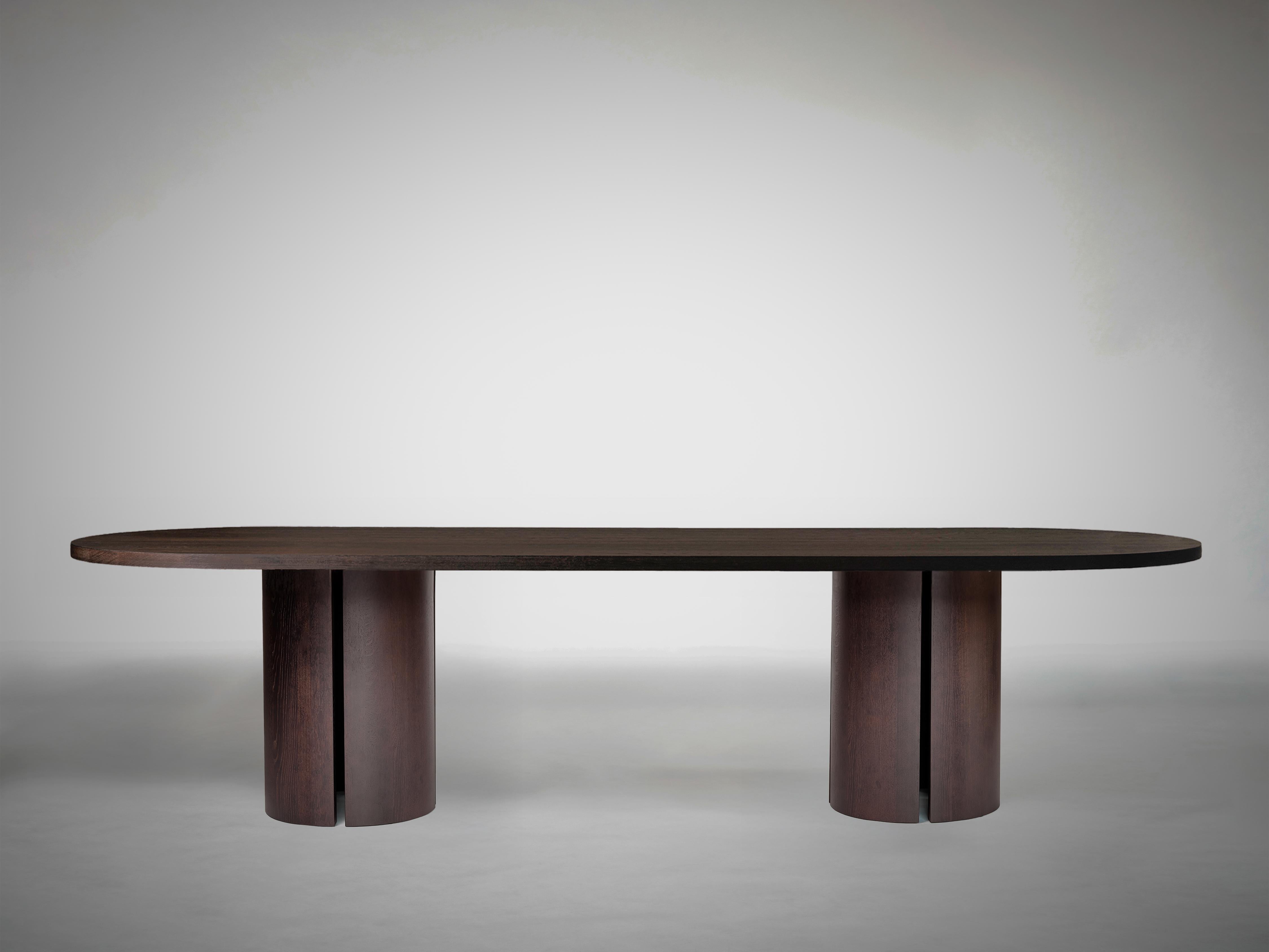 Brutalisme Grande table de salle à manger ovale moderniste - Chêne européen massif Warm Brown - Aperta en vente