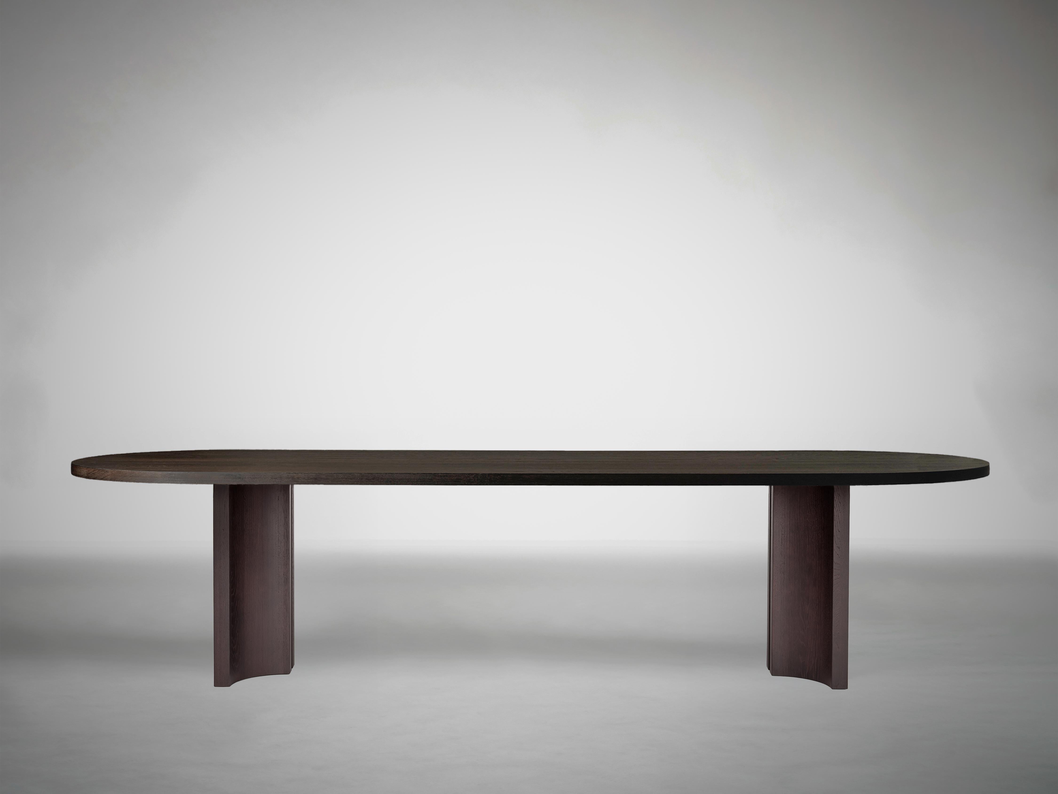 Néerlandais Grande table de salle à manger ovale moderniste - Chêne européen massif Warm Brown - Aperta en vente