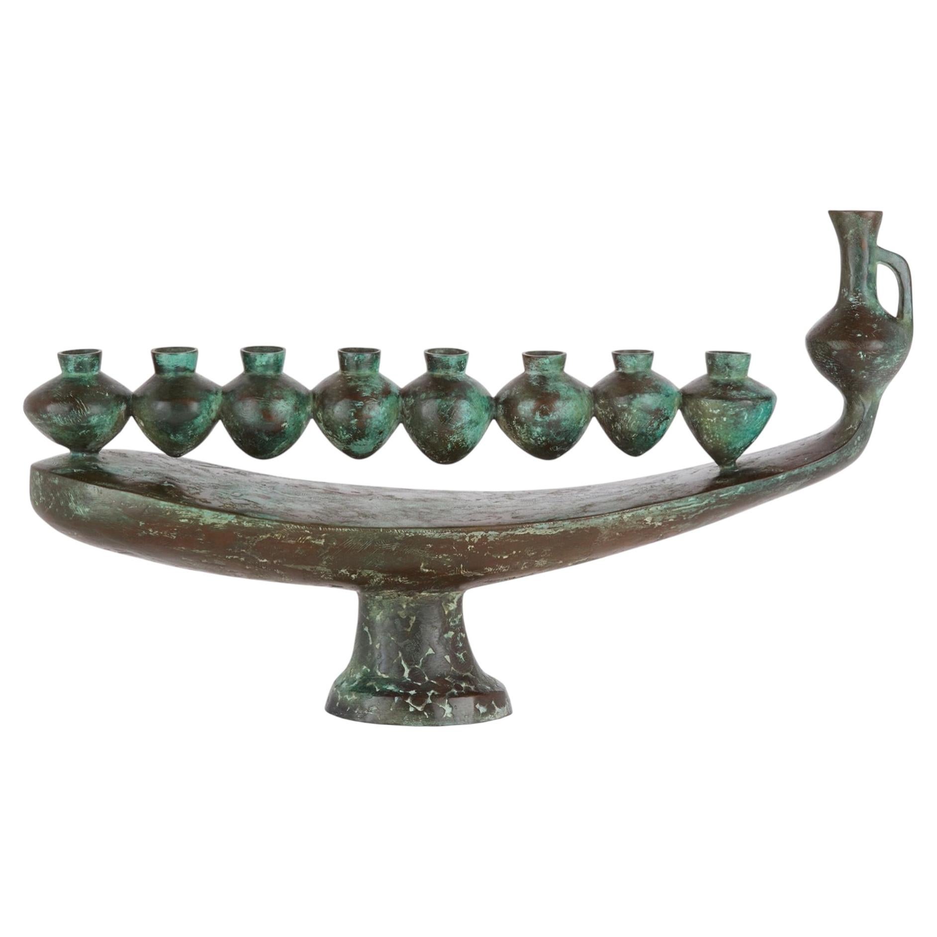 Gran Menorah de Hanukkah Modernista de Bronce Patinado de Daniel Kafri en venta