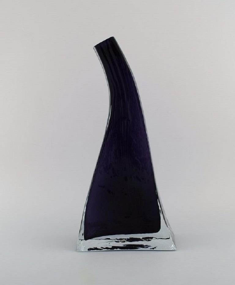 Large modernist Pukeberg vase in mouth-blown art glass. Swedish design, 1960s / 70s.
Measures: 41.5 x 19.5 x 9 cm.
Label.
In excellent condition.