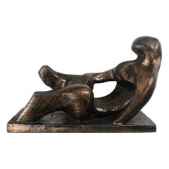 Grande figure allongée moderniste:: en résine bronzée:: à la manière d'Henry Moore