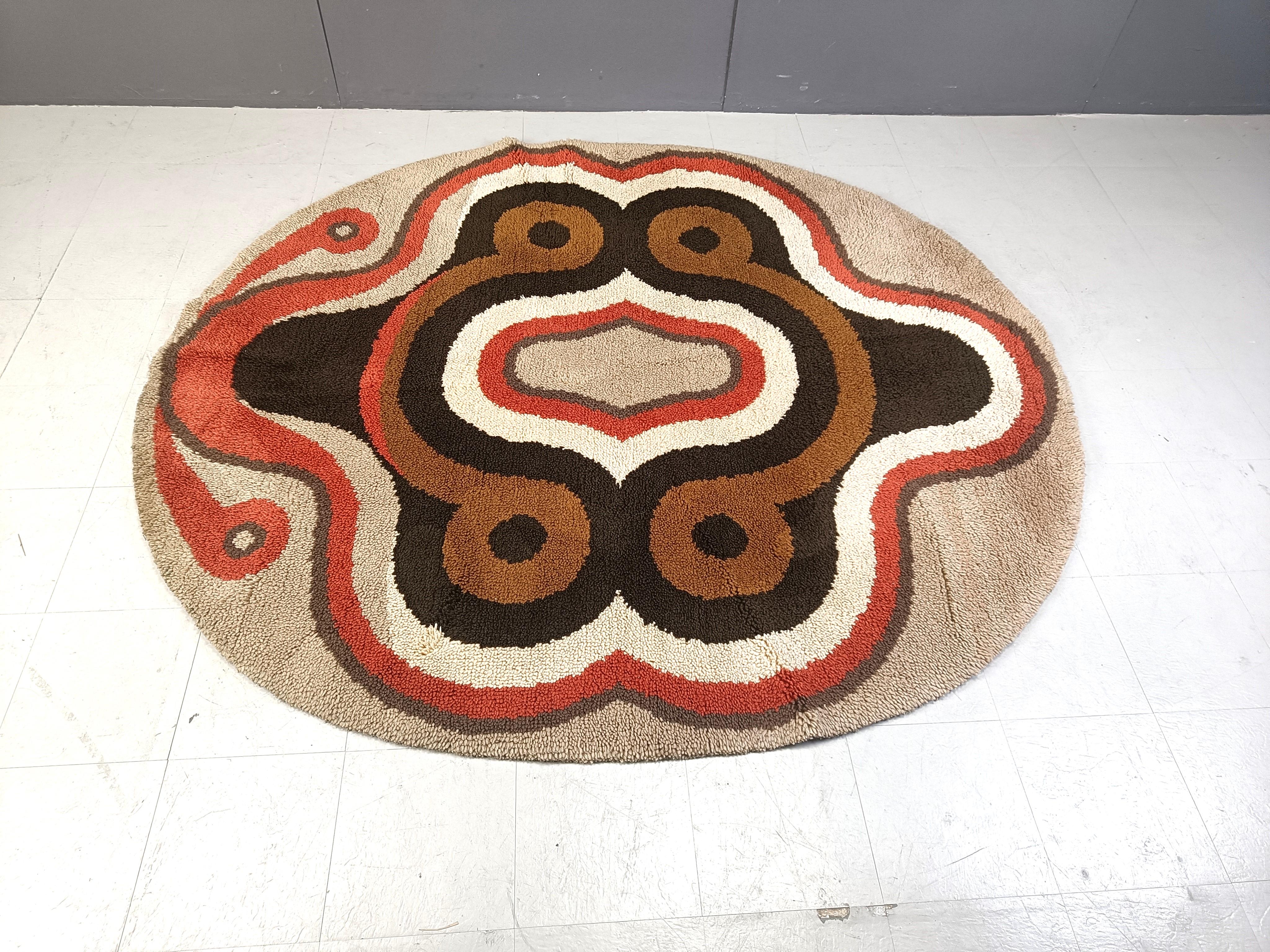Beschreibung:

Großer modernistischer ovaler Teppich aus Wolle.

Hübsches dekoratives Vintage-Stück.

Sehr guter Zustand.

1970er Jahre - Belgien

Guter Zustand.

Abmessungen: 
Länge: 220cm
Tiefe: 200cm

Ref.: 24110809
