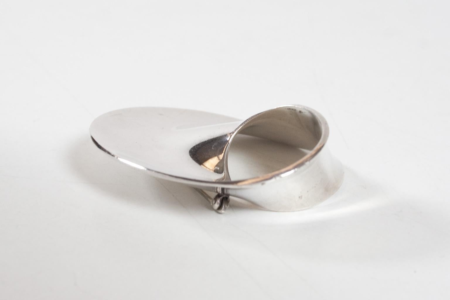 Eye catching, intriguing and elegant Scandinavian Modern Sterling silver brooch, model “Möbius” by Vivianna Torun. This vintage item is in very good condition, lock works smoothly, some light traces of use on the silver, as shown on photos. The