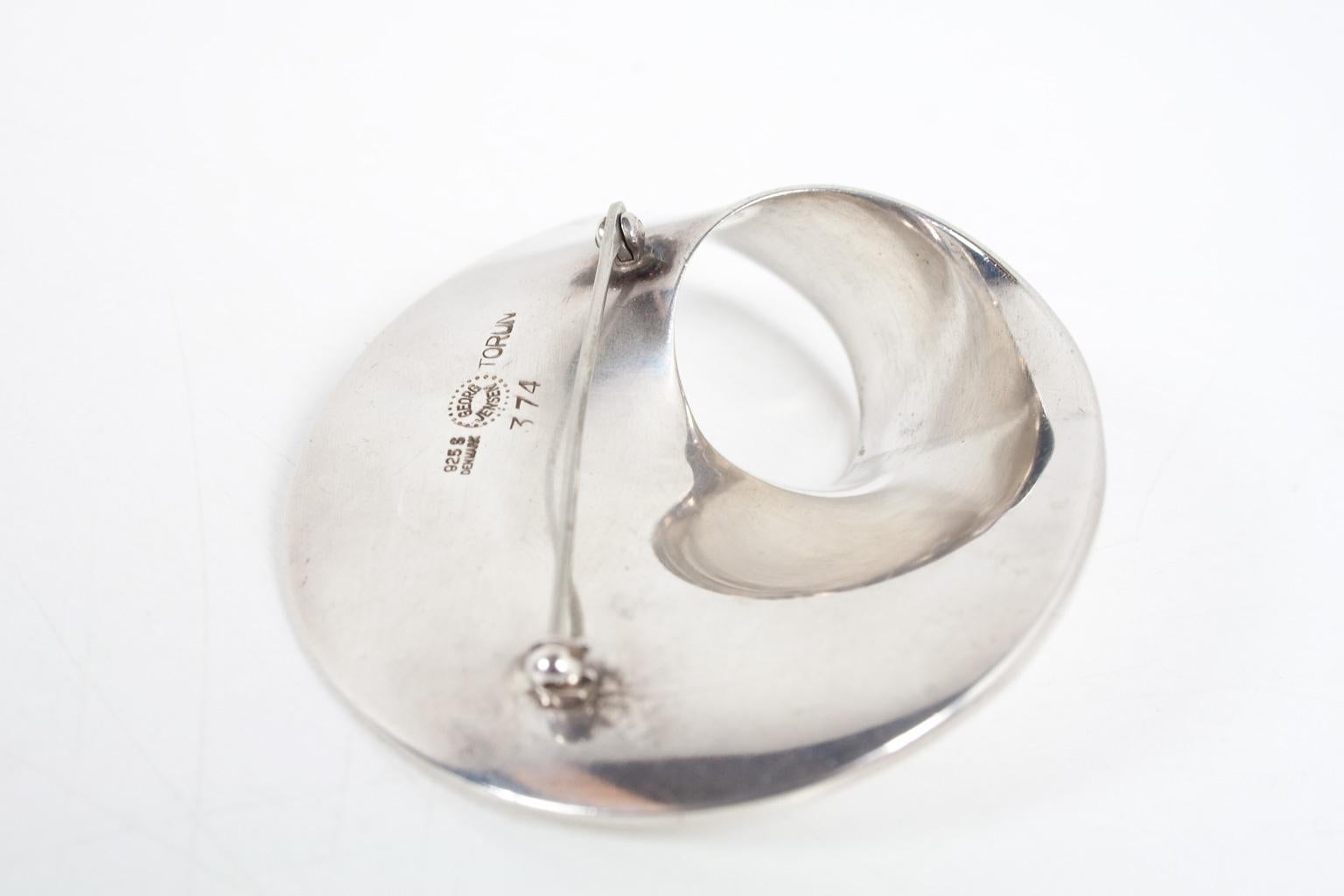 Swedish Vintage Scandinavian Modern Silver Möbius Brooch by Torun for George Jensen 1960 For Sale