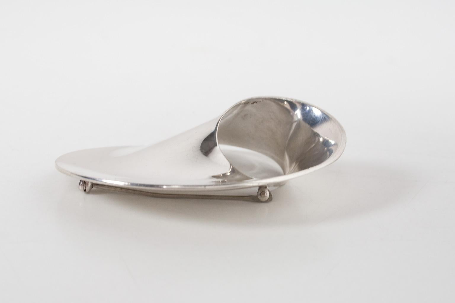 Mid-20th Century Vintage Scandinavian Modern Silver Möbius Brooch by Torun for George Jensen 1960 For Sale