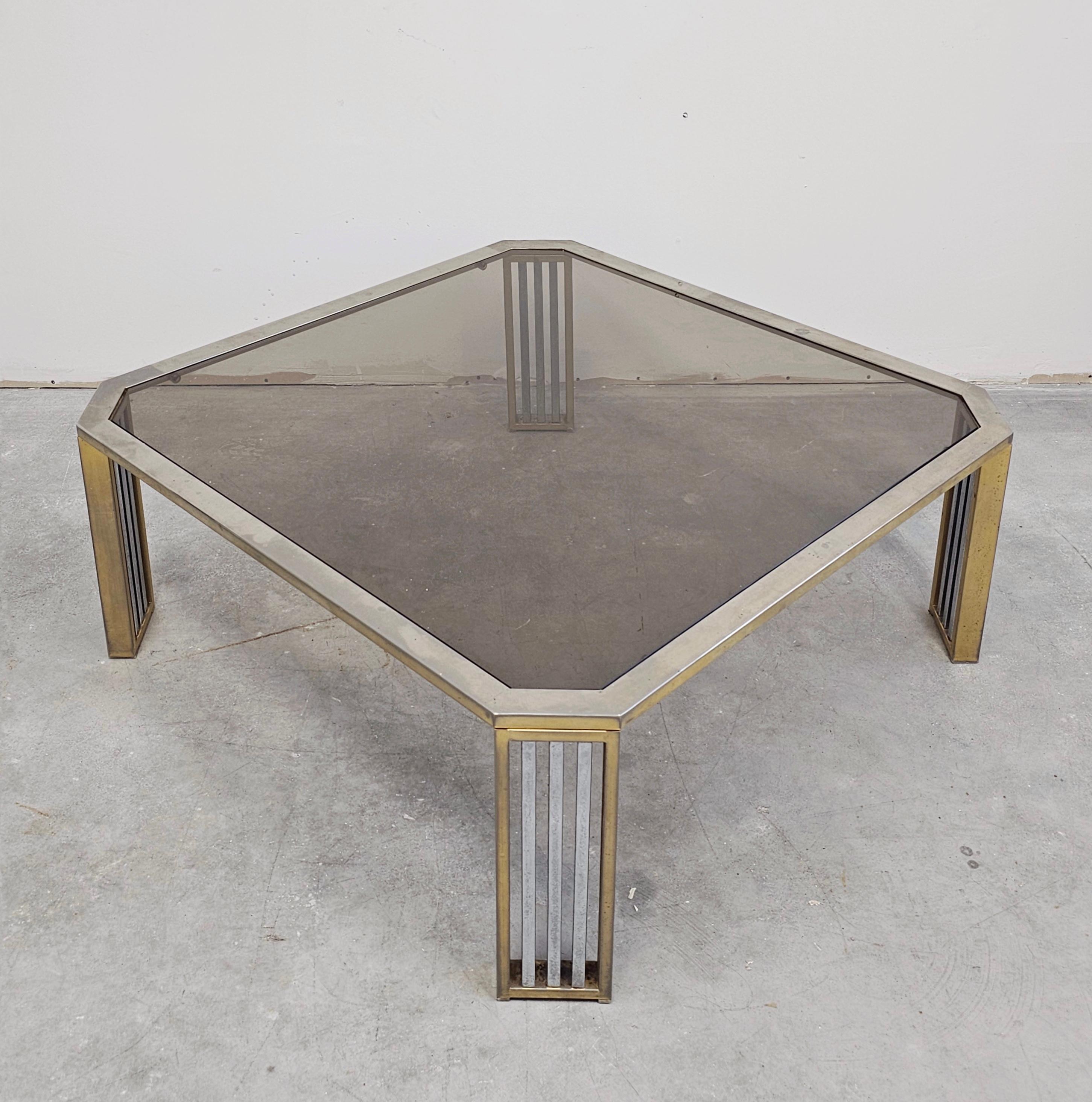 Fin du 20e siècle Grande table de canapé moderniste attribuée à Romeo Rega, en acier et acier plaqué laiton en vente