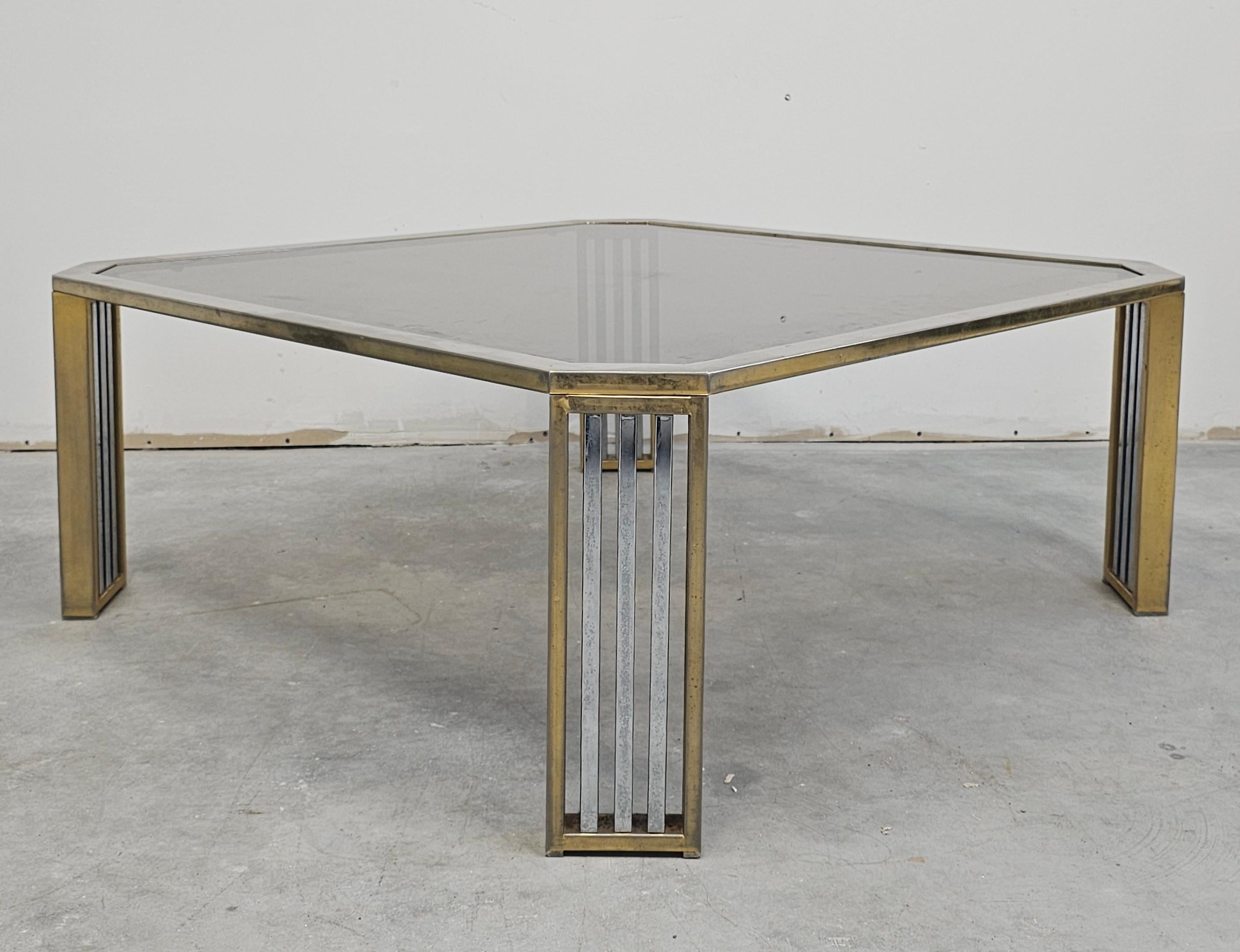 Acier Grande table de canapé moderniste attribuée à Romeo Rega, en acier et acier plaqué laiton en vente