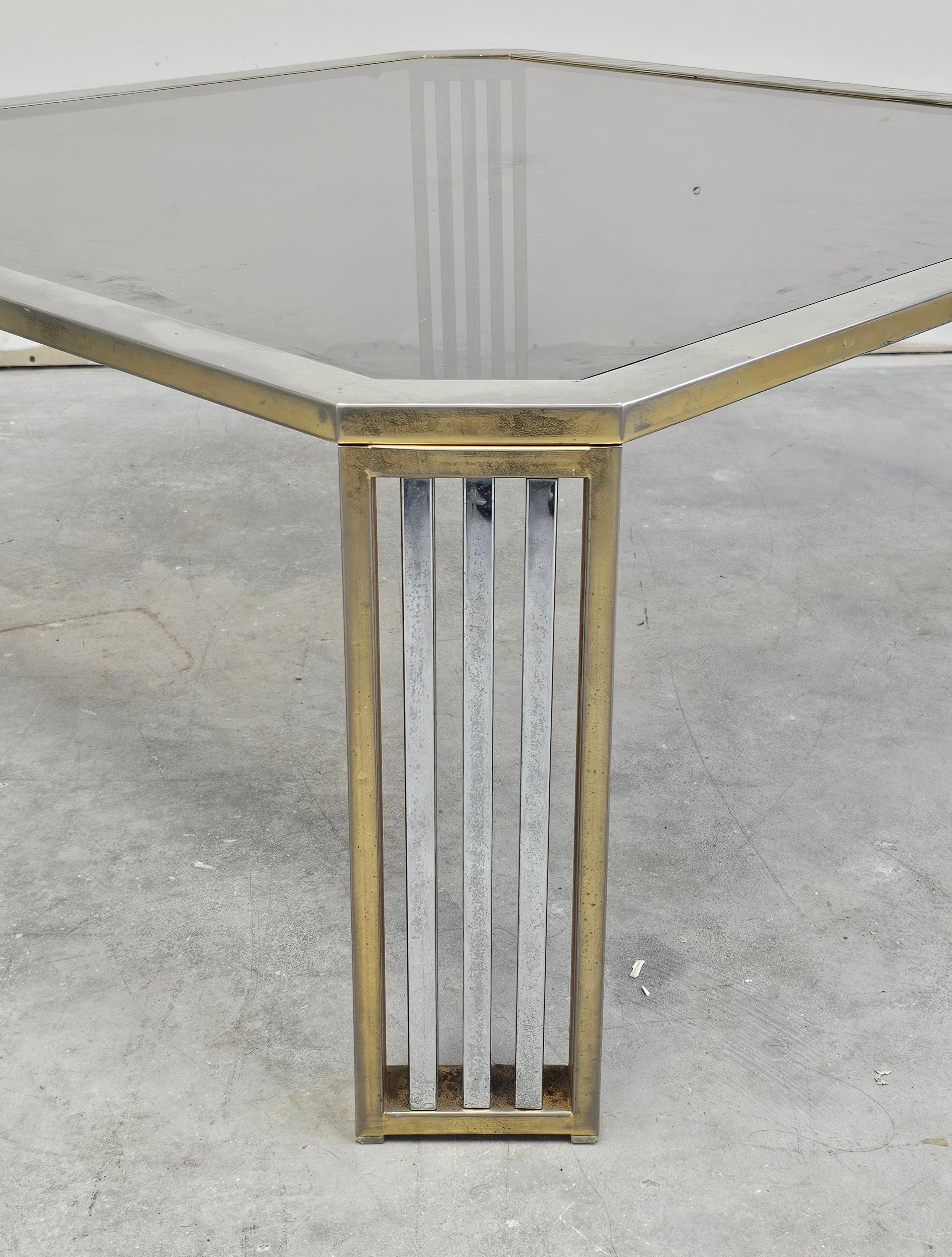 Grande table de canapé moderniste attribuée à Romeo Rega, en acier et acier plaqué laiton en vente 1