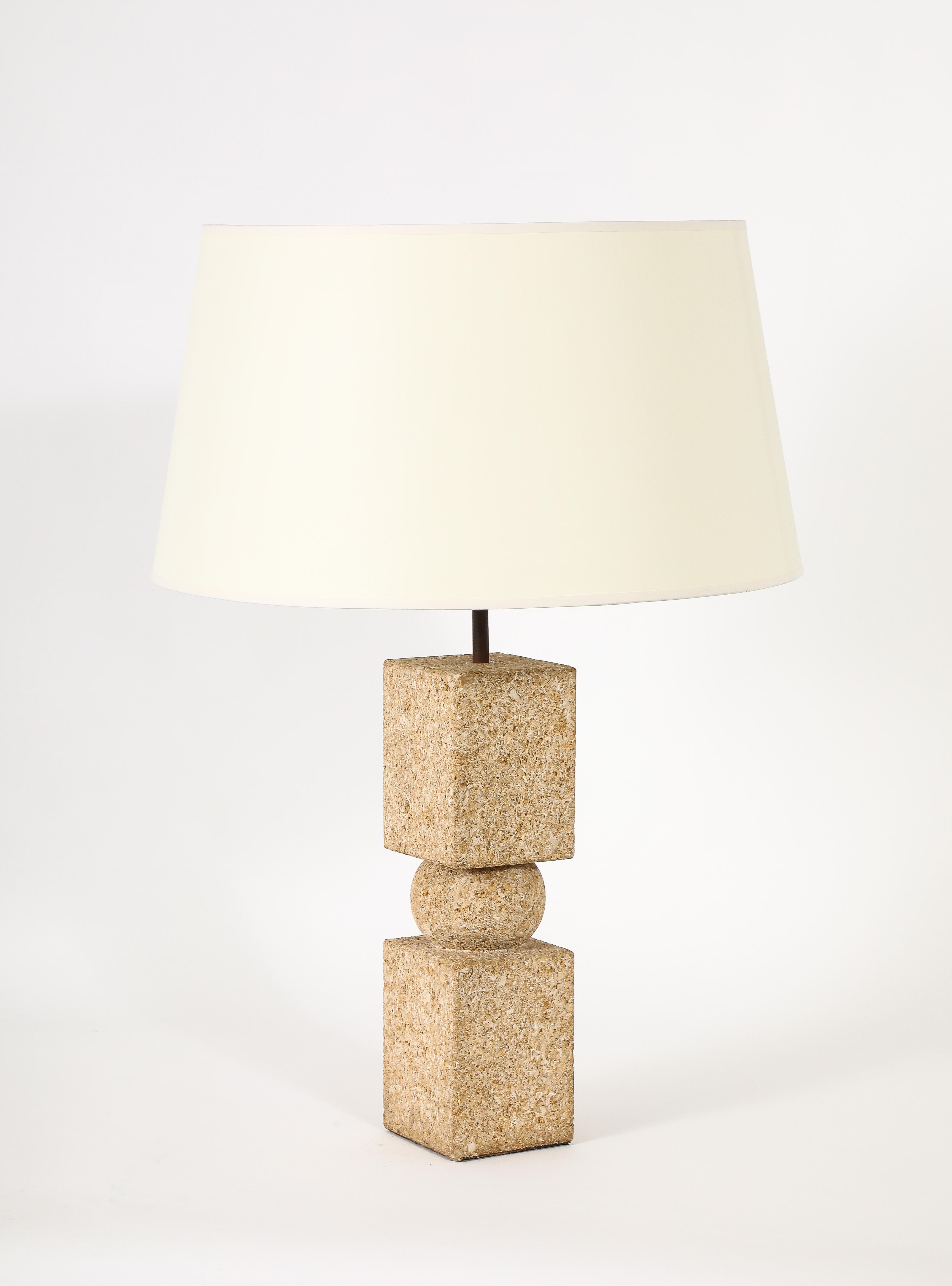 Gran lámpara de sobremesa de piedra caliza maciza con herrajes de latón.

Sólo base 16x5x5
