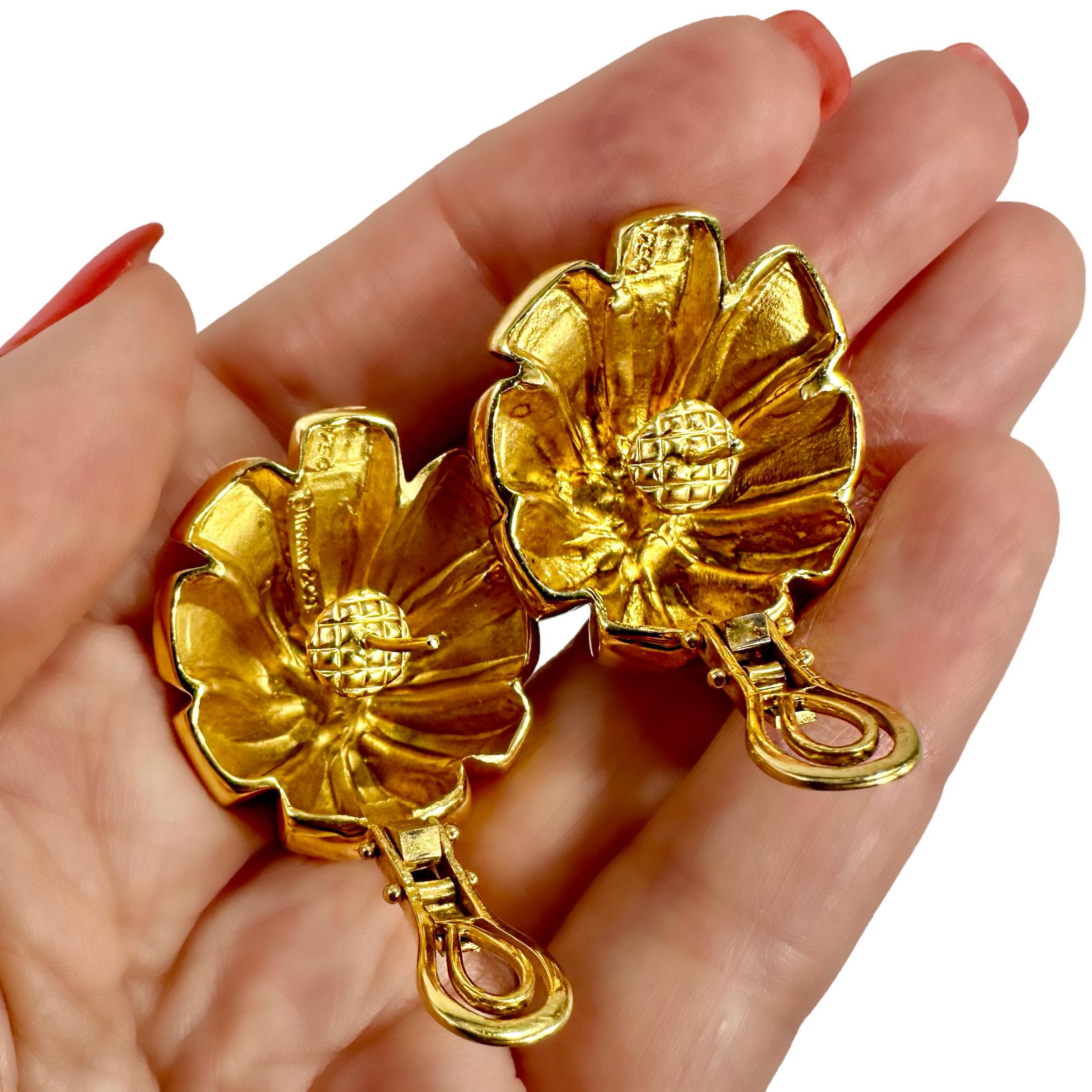 Tiffany & Co. Boucles d'oreilles en or jaune 18 carats de style moderniste, motif floral  en vente 7