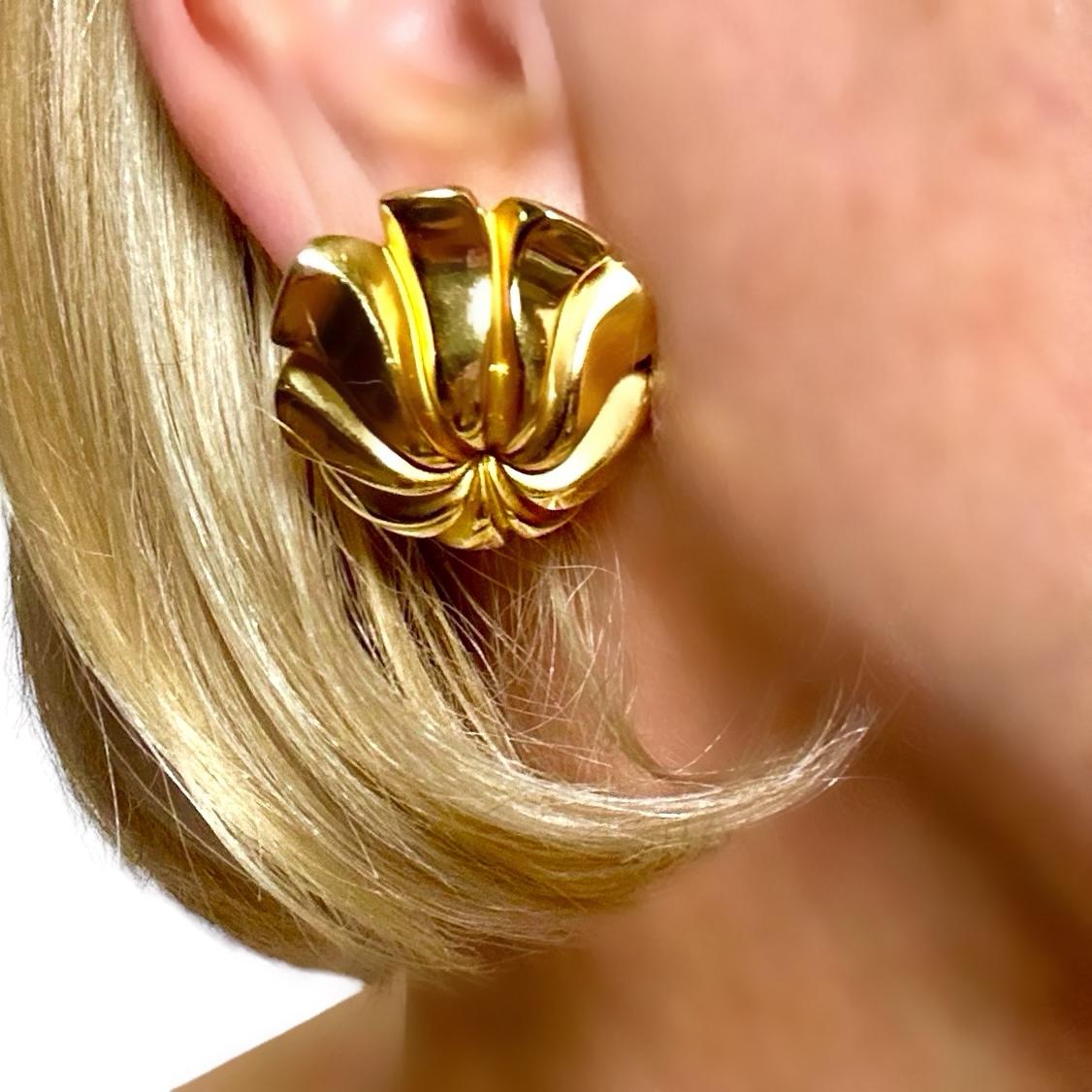 Tiffany & Co. Boucles d'oreilles en or jaune 18 carats de style moderniste, motif floral  en vente 8