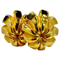 Tiffany & Co. Boucles d'oreilles en or jaune 18 carats de style moderniste, motif floral 