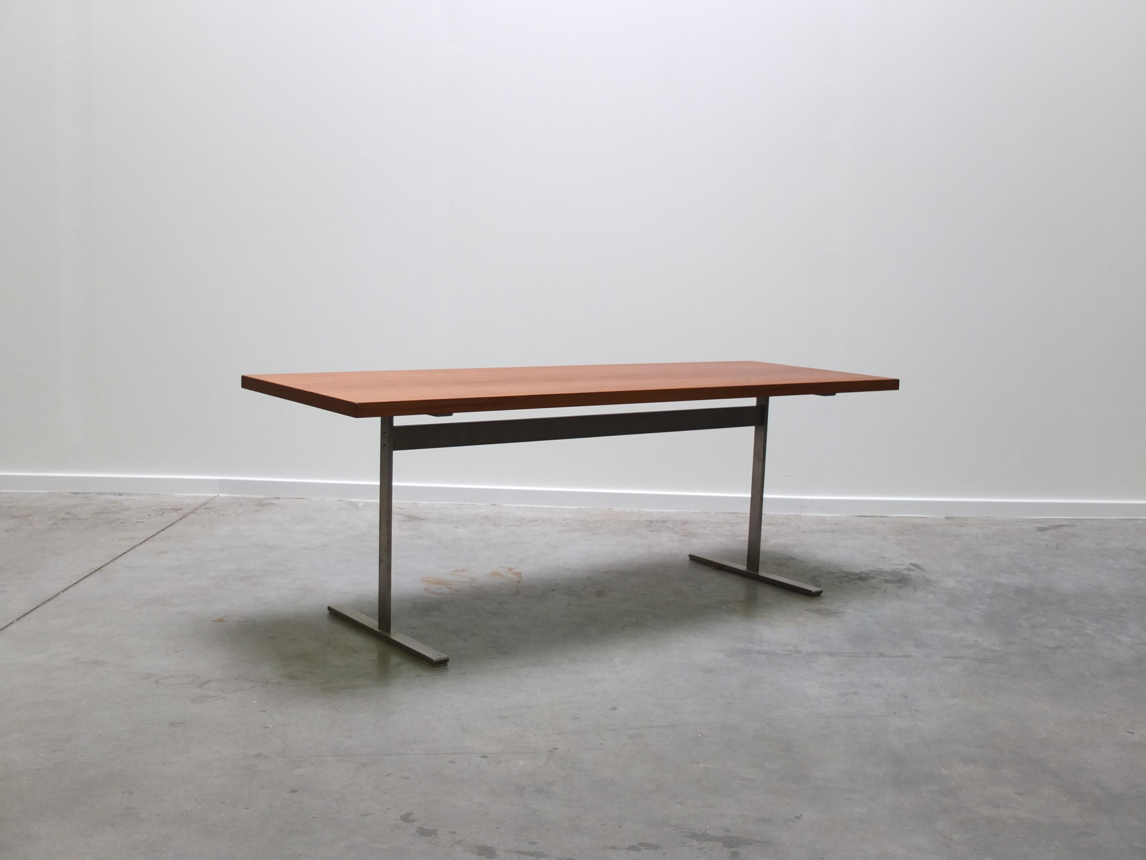 Danois Grande table basse moderniste en teck dans le style d'Arne Jacobsen, années 1960 en vente