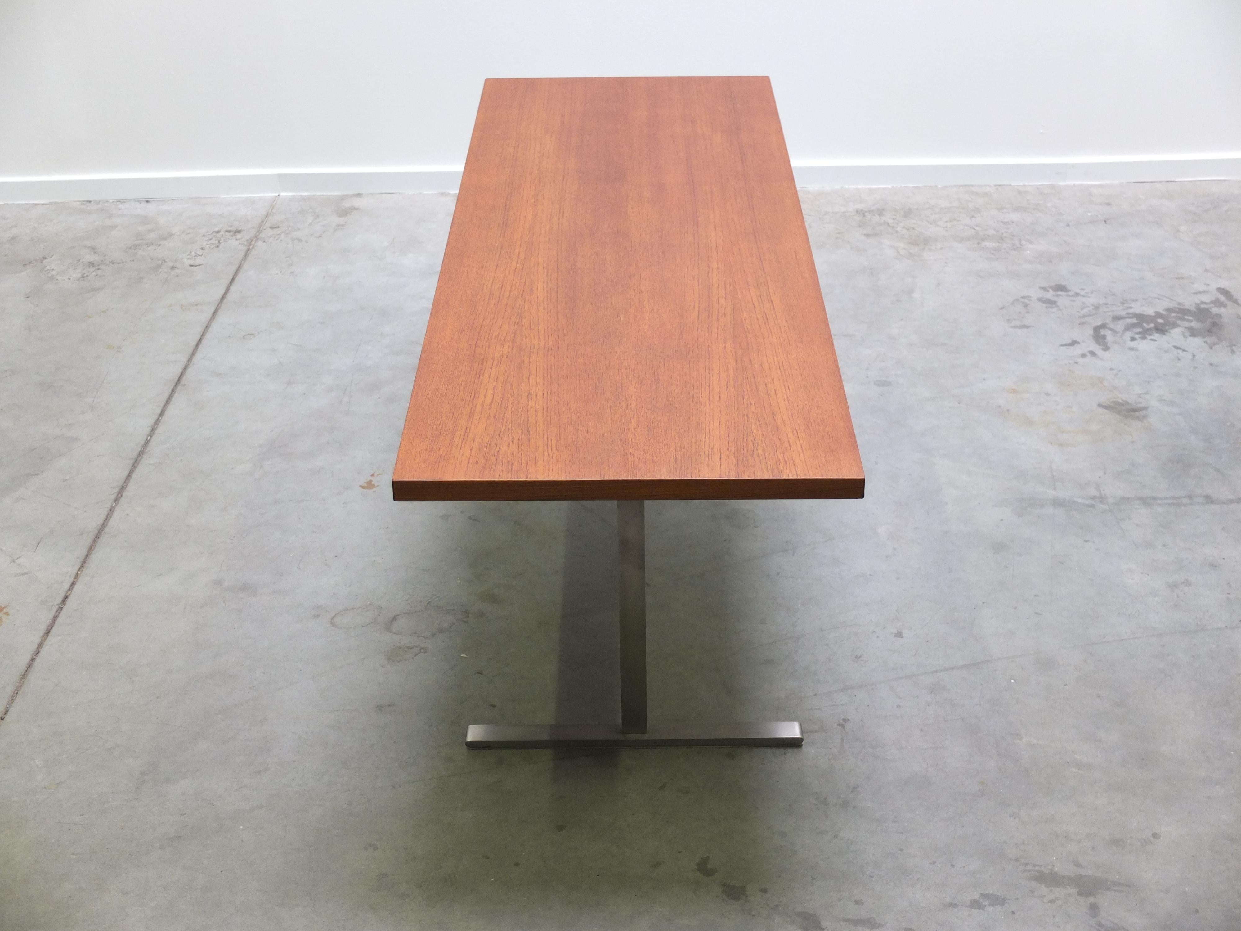 20ième siècle Grande table basse moderniste en teck dans le style d'Arne Jacobsen, années 1960 en vente