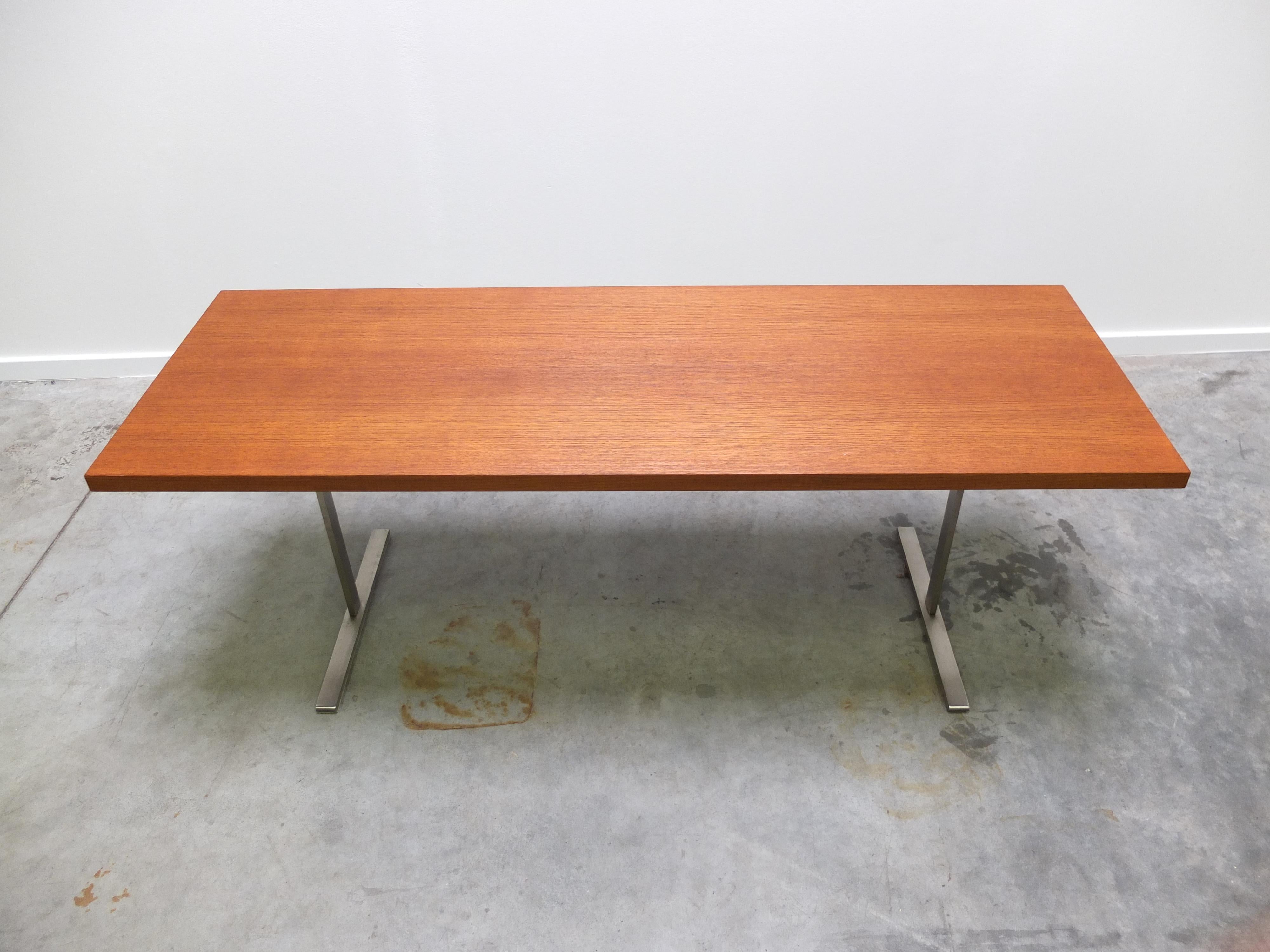 Métal Grande table basse moderniste en teck dans le style d'Arne Jacobsen, années 1960 en vente