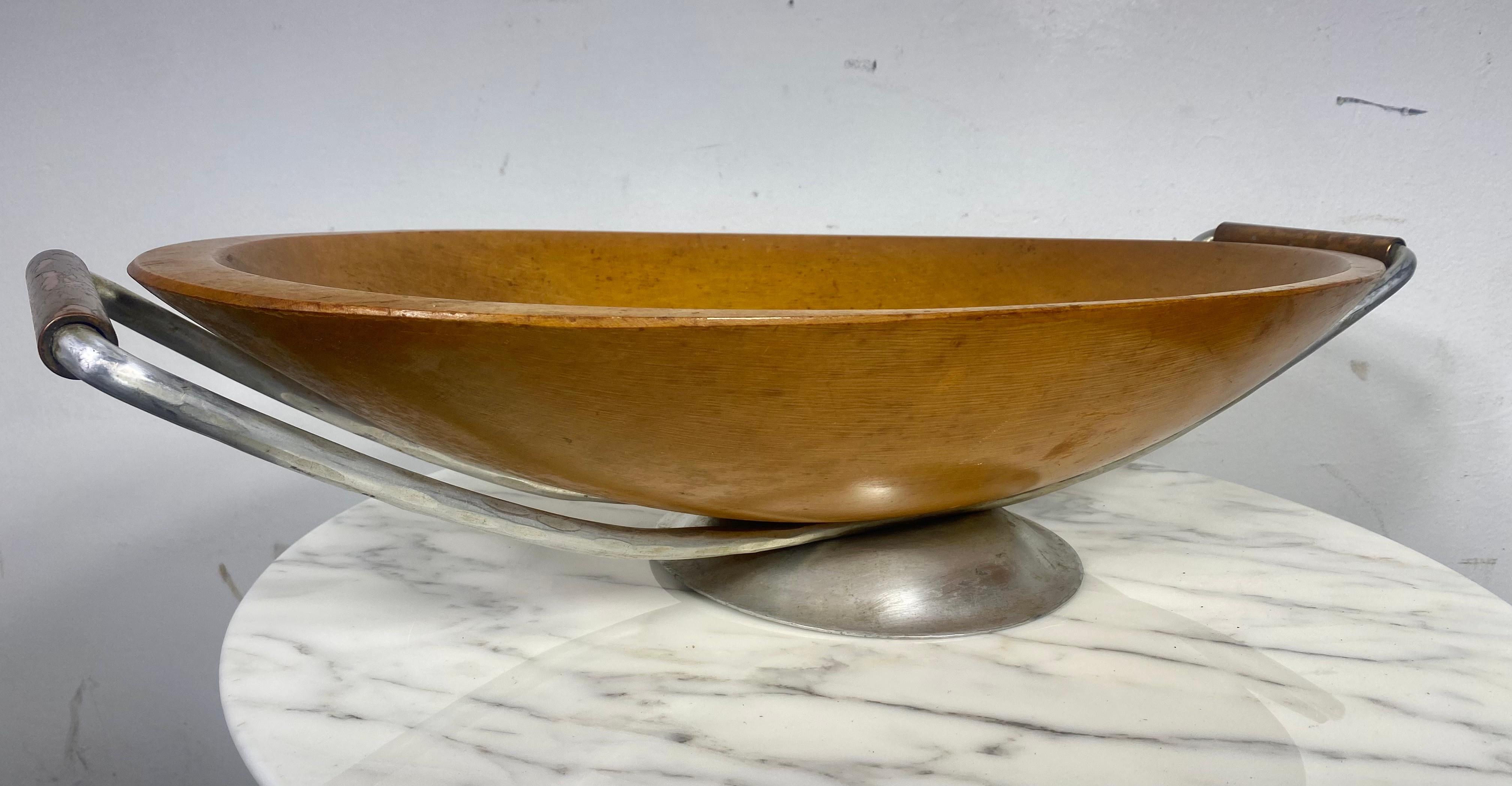Grand centre de table / bol moderniste en teck, aluminium martelé et cuivre Bon état - En vente à Buffalo, NY