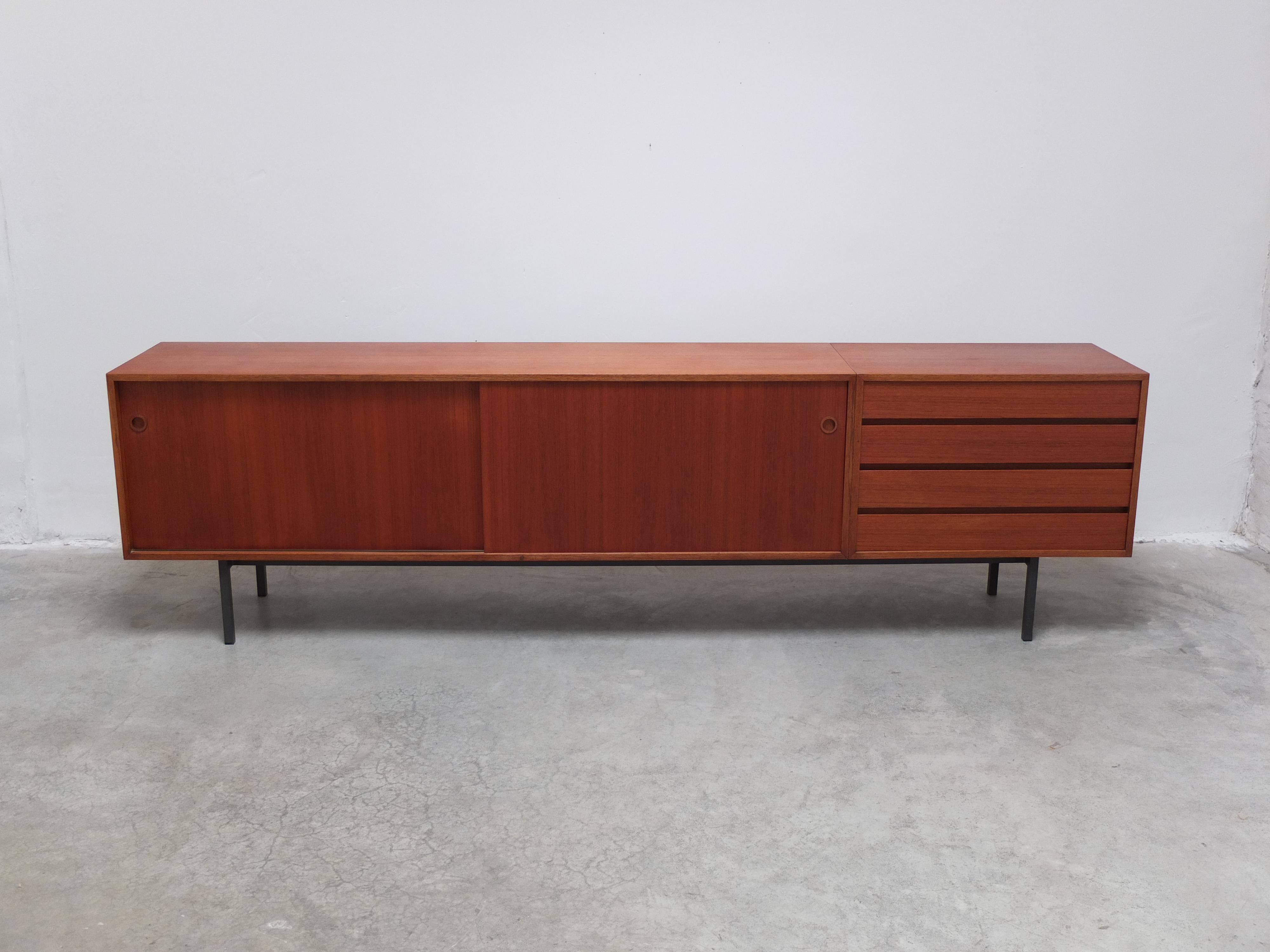Außergewöhnliches modernistisches Sideboard, entworfen vom Schweizer Architekten Walter Wirz um 1960. Schönes minimalistisches Design aus Teakholz kombiniert mit Metallbeinen. Die Größe (280 cm!) in Kombination mit der geringen Höhe verleiht diesem