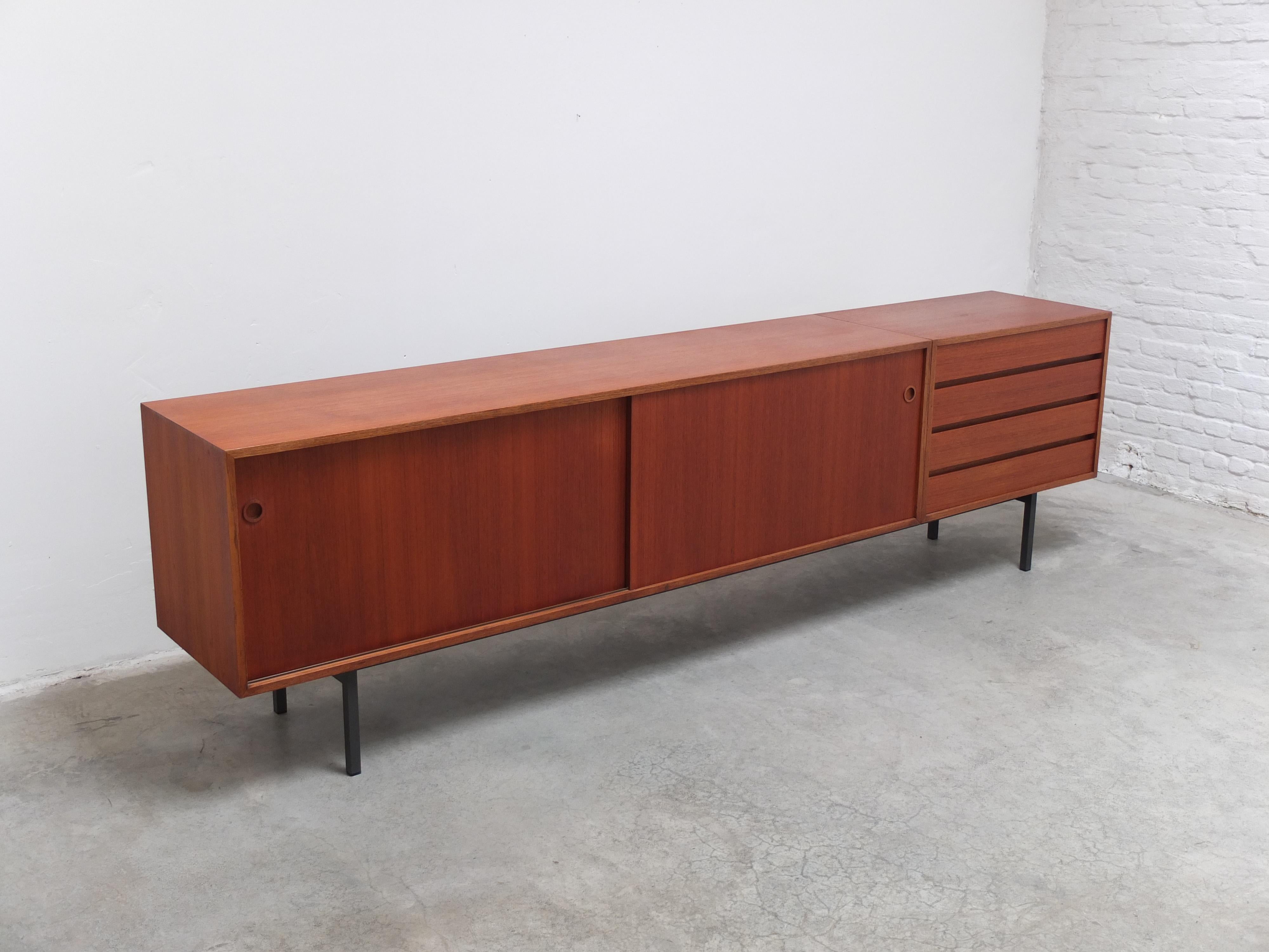 Großes modernistisches Teakholz-Sideboard von Walter Wirz für Wilhelm Renz, 1961 (Moderne der Mitte des Jahrhunderts) im Angebot