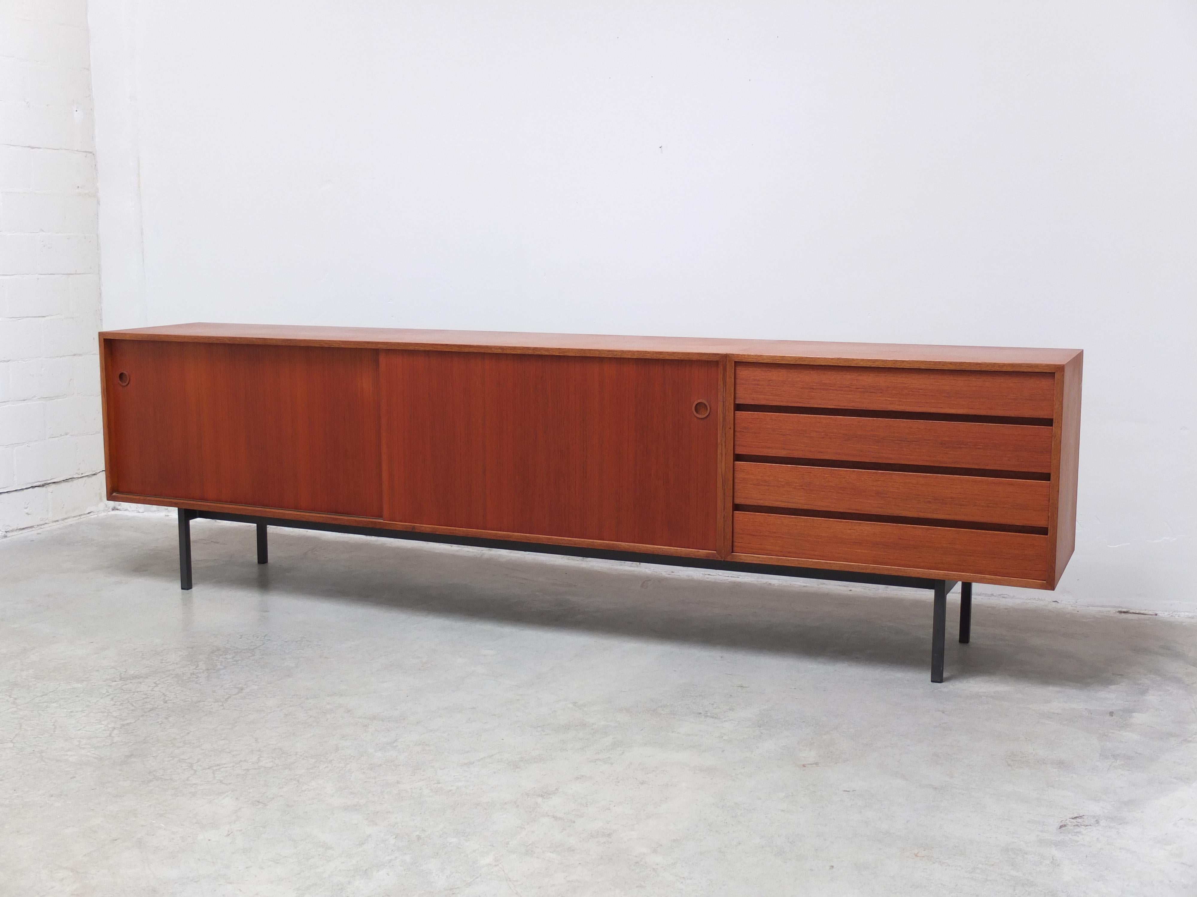 Großes modernistisches Teakholz-Sideboard von Walter Wirz für Wilhelm Renz, 1961 im Zustand „Gut“ im Angebot in Antwerpen, VAN