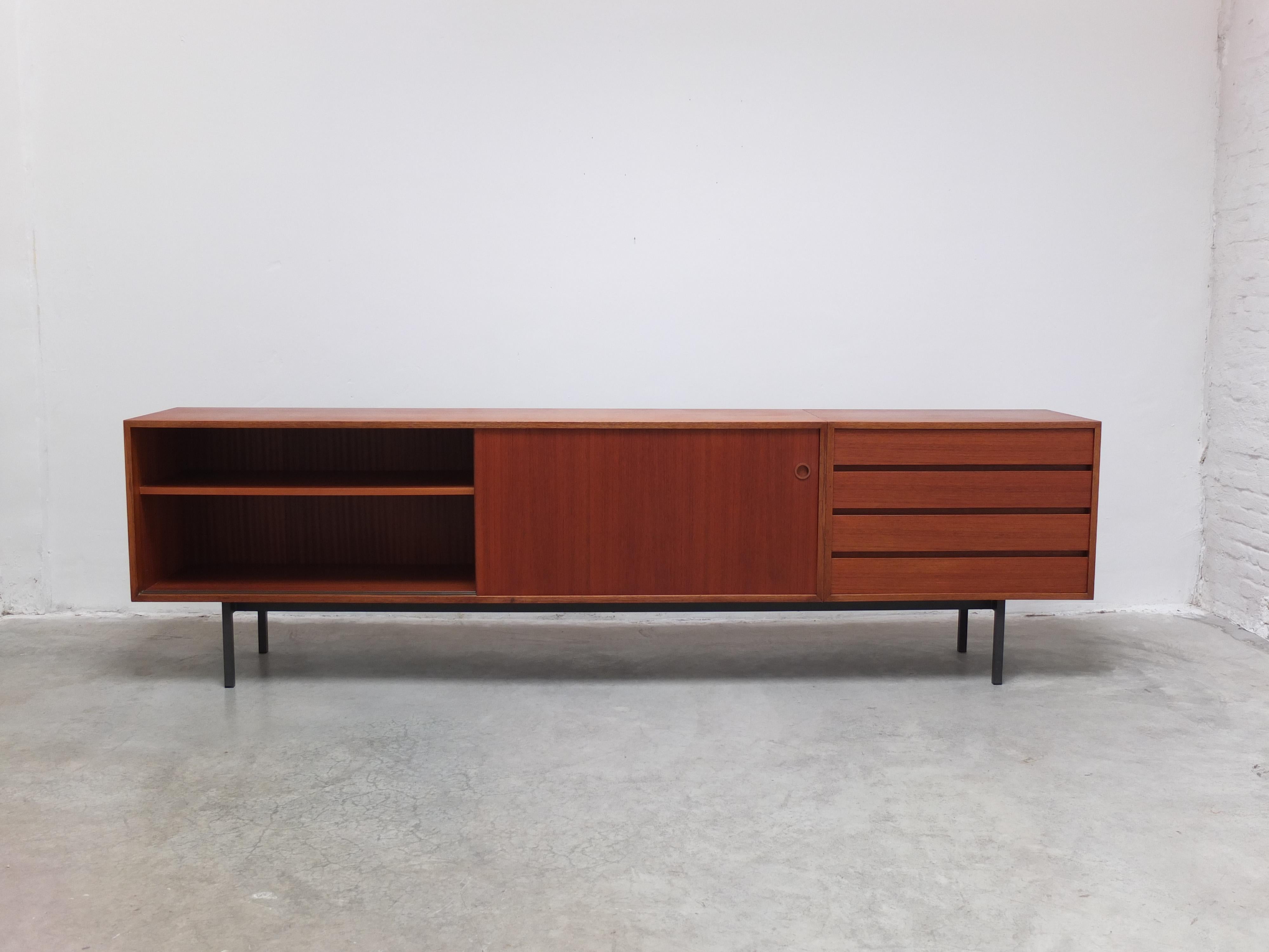 Großes modernistisches Teakholz-Sideboard von Walter Wirz für Wilhelm Renz, 1961 (20. Jahrhundert) im Angebot