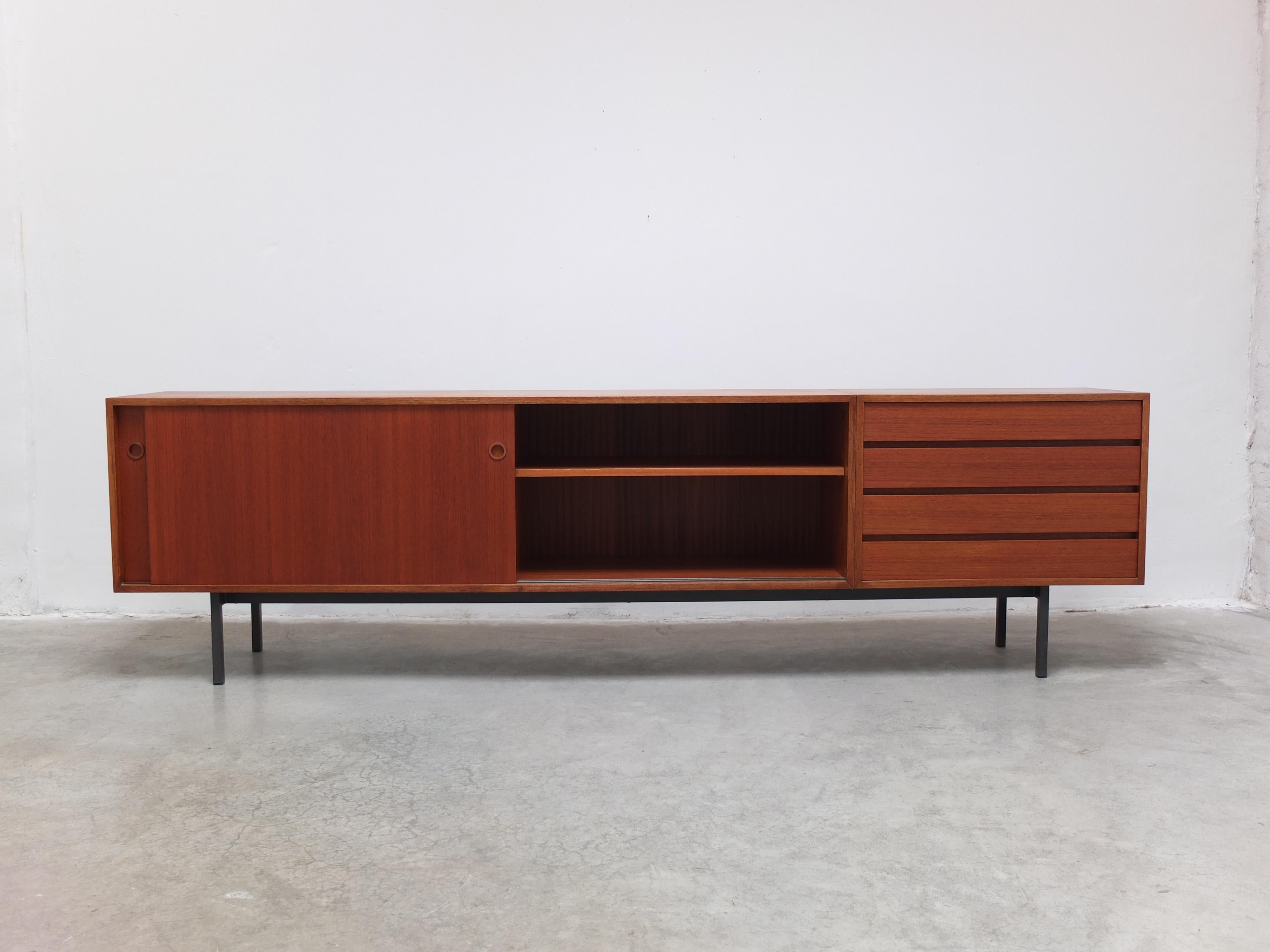 Großes modernistisches Teakholz-Sideboard von Walter Wirz für Wilhelm Renz, 1961 (Metall) im Angebot