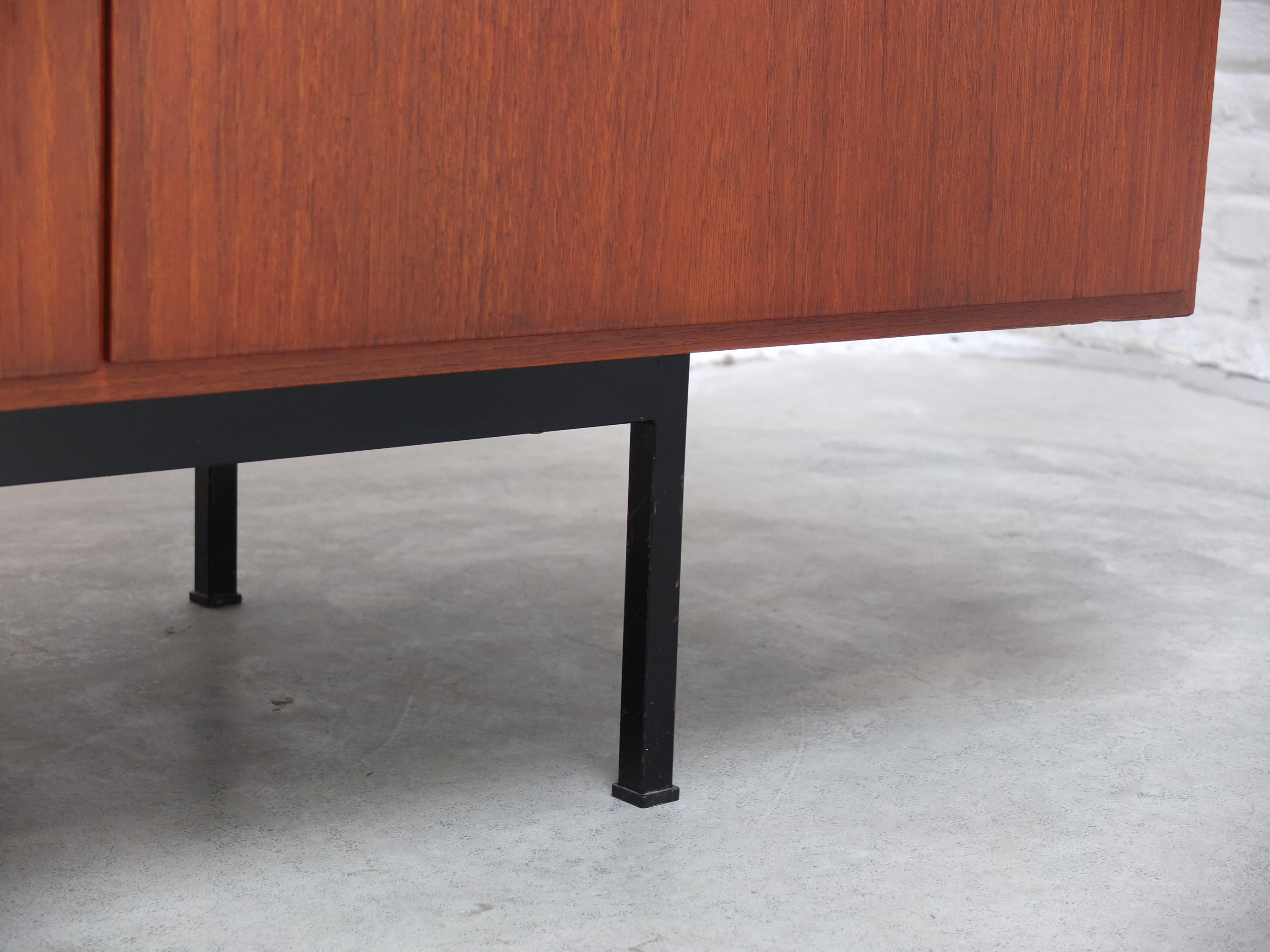 Grand buffet moderniste en teck dans le style de Dieter Waeckerlin, années 1960 en vente 3