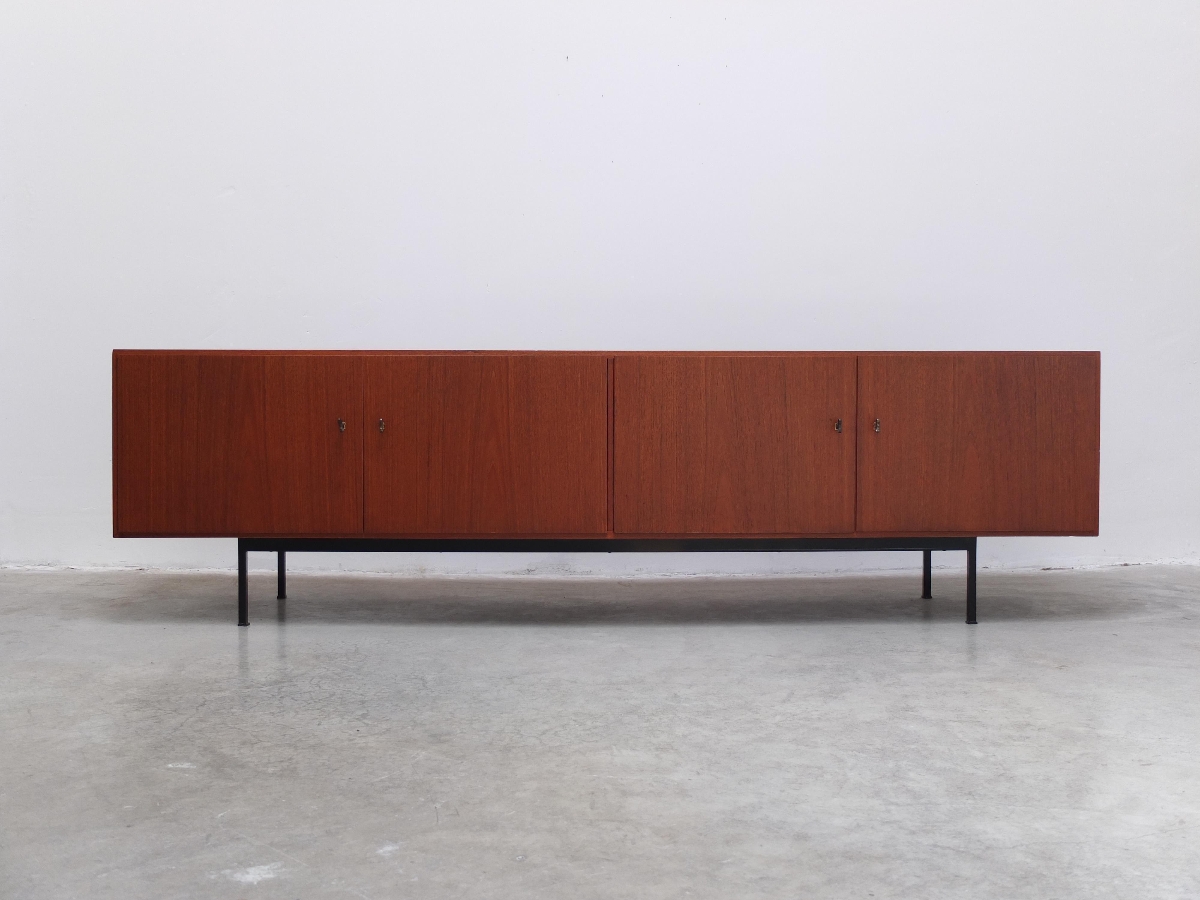Grand buffet moderniste en teck dans le style de Dieter Waeckerlin, années 1960 en vente 5