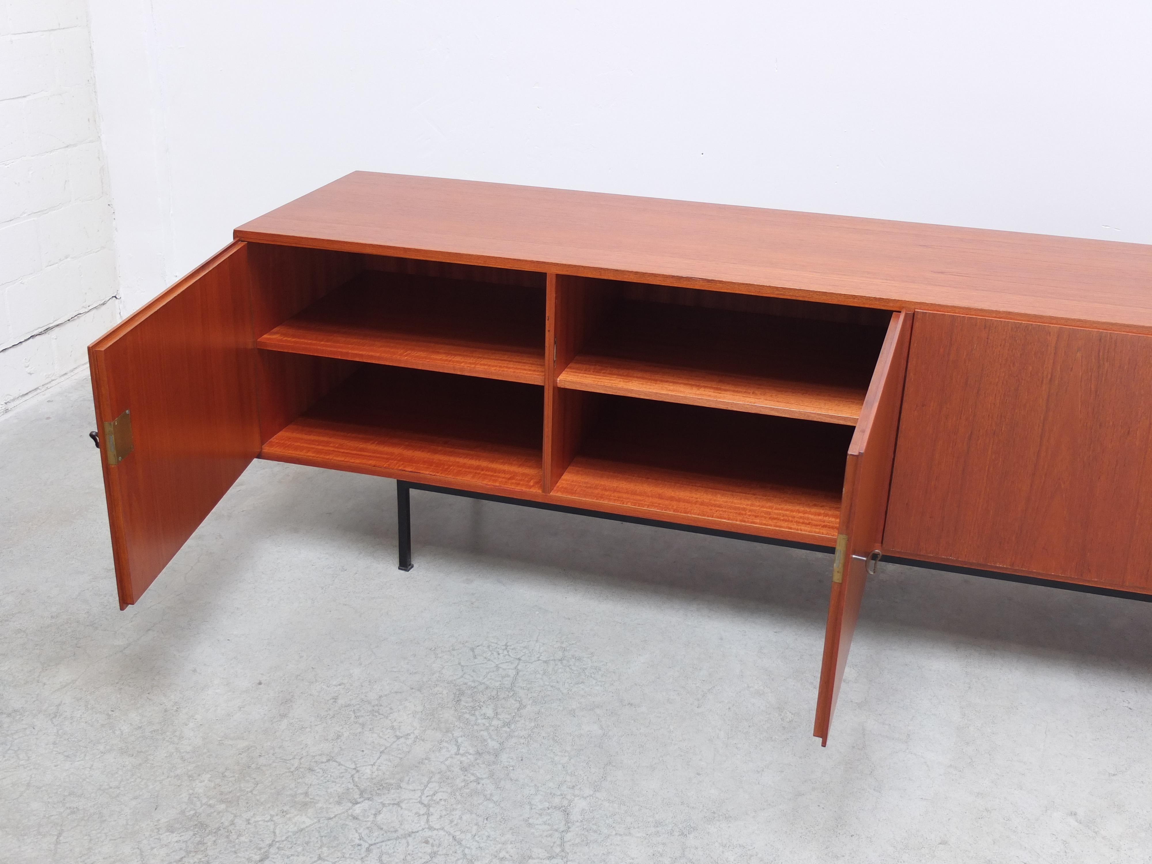 Grand buffet moderniste en teck dans le style de Dieter Waeckerlin, années 1960 en vente 6