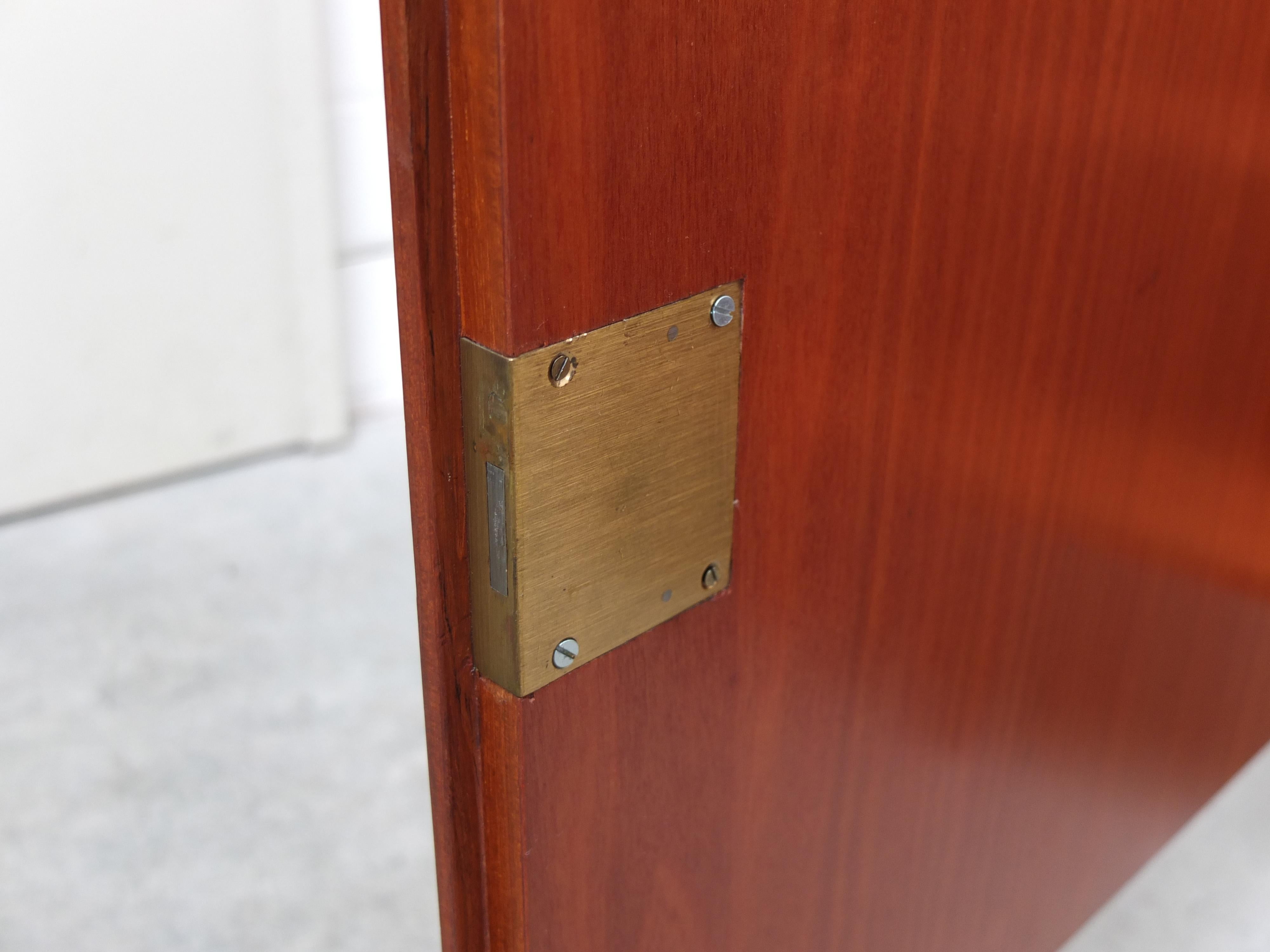 Grand buffet moderniste en teck dans le style de Dieter Waeckerlin, années 1960 en vente 7