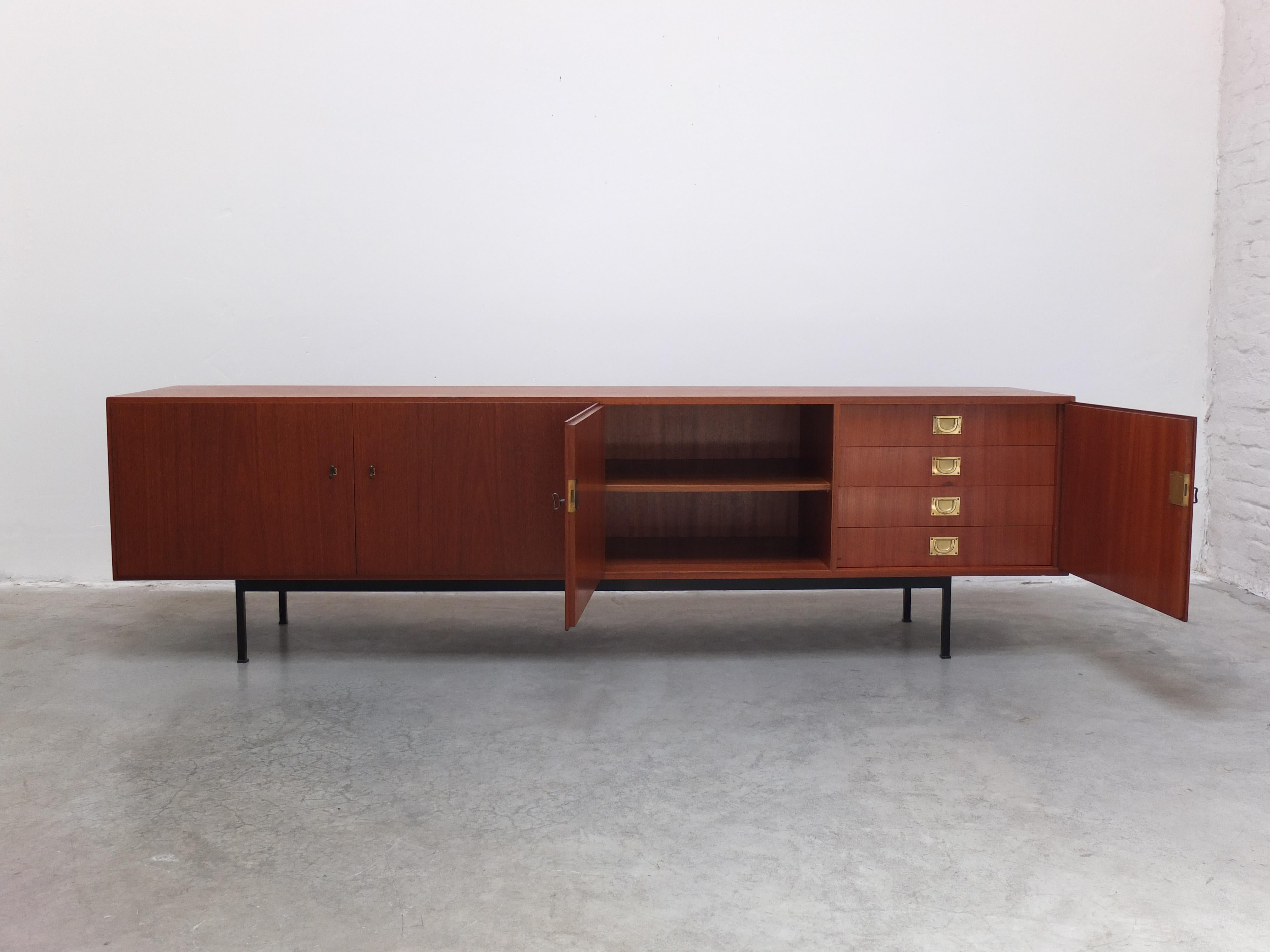 Grand buffet moderniste en teck dans le style de Dieter Waeckerlin, années 1960 en vente 8