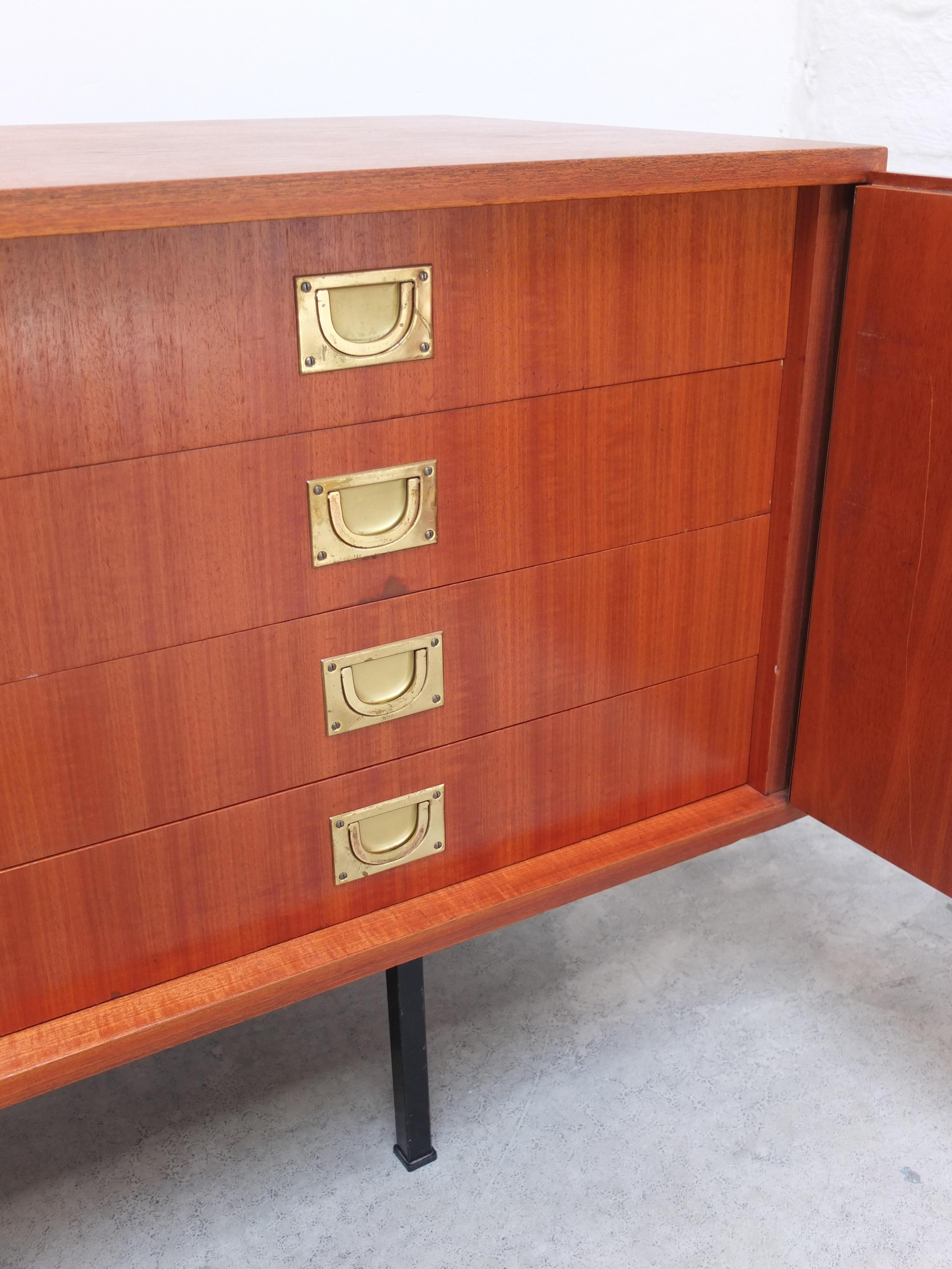 Grand buffet moderniste en teck dans le style de Dieter Waeckerlin, années 1960 en vente 10