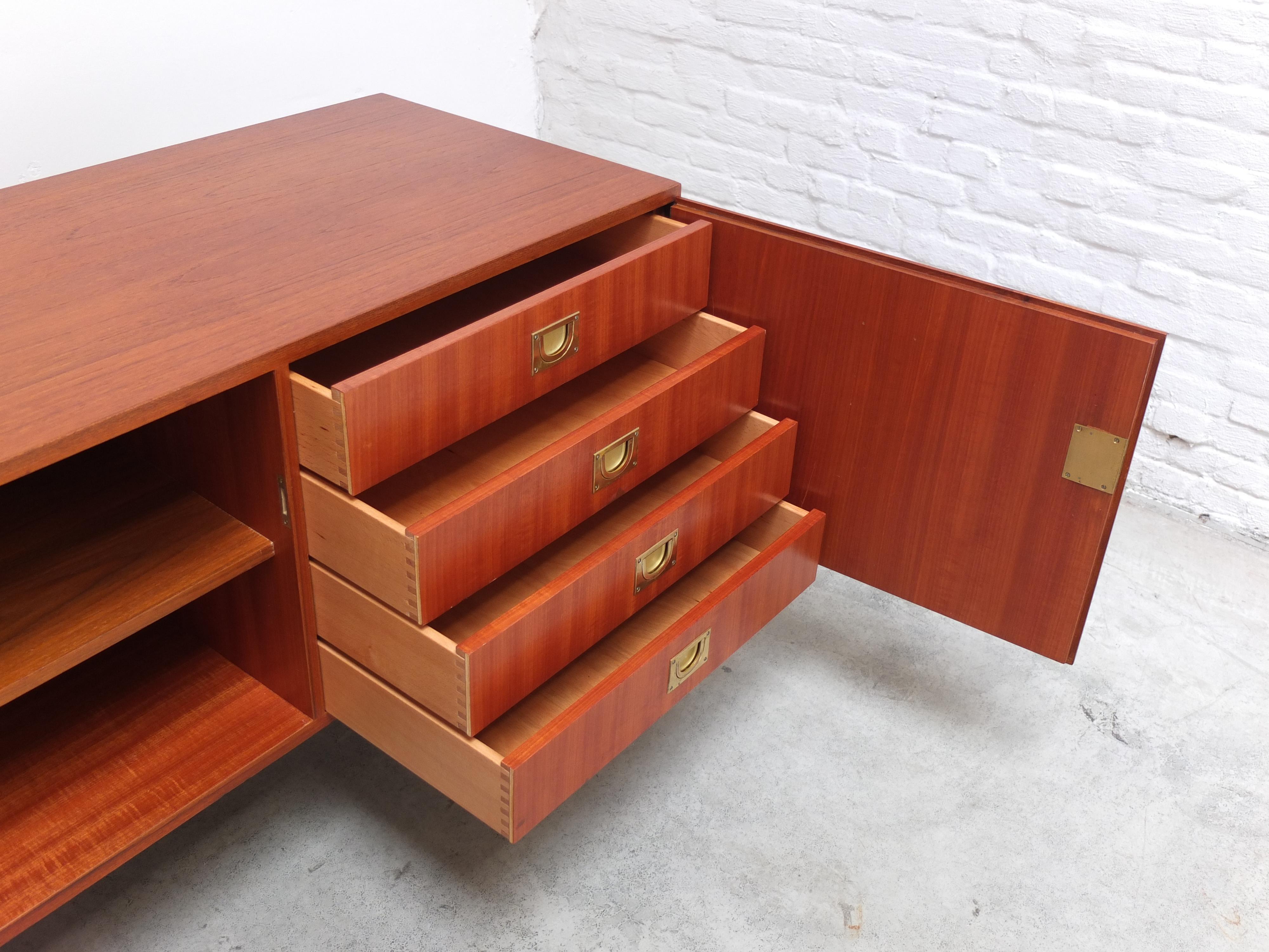 Grand buffet moderniste en teck dans le style de Dieter Waeckerlin, années 1960 en vente 11