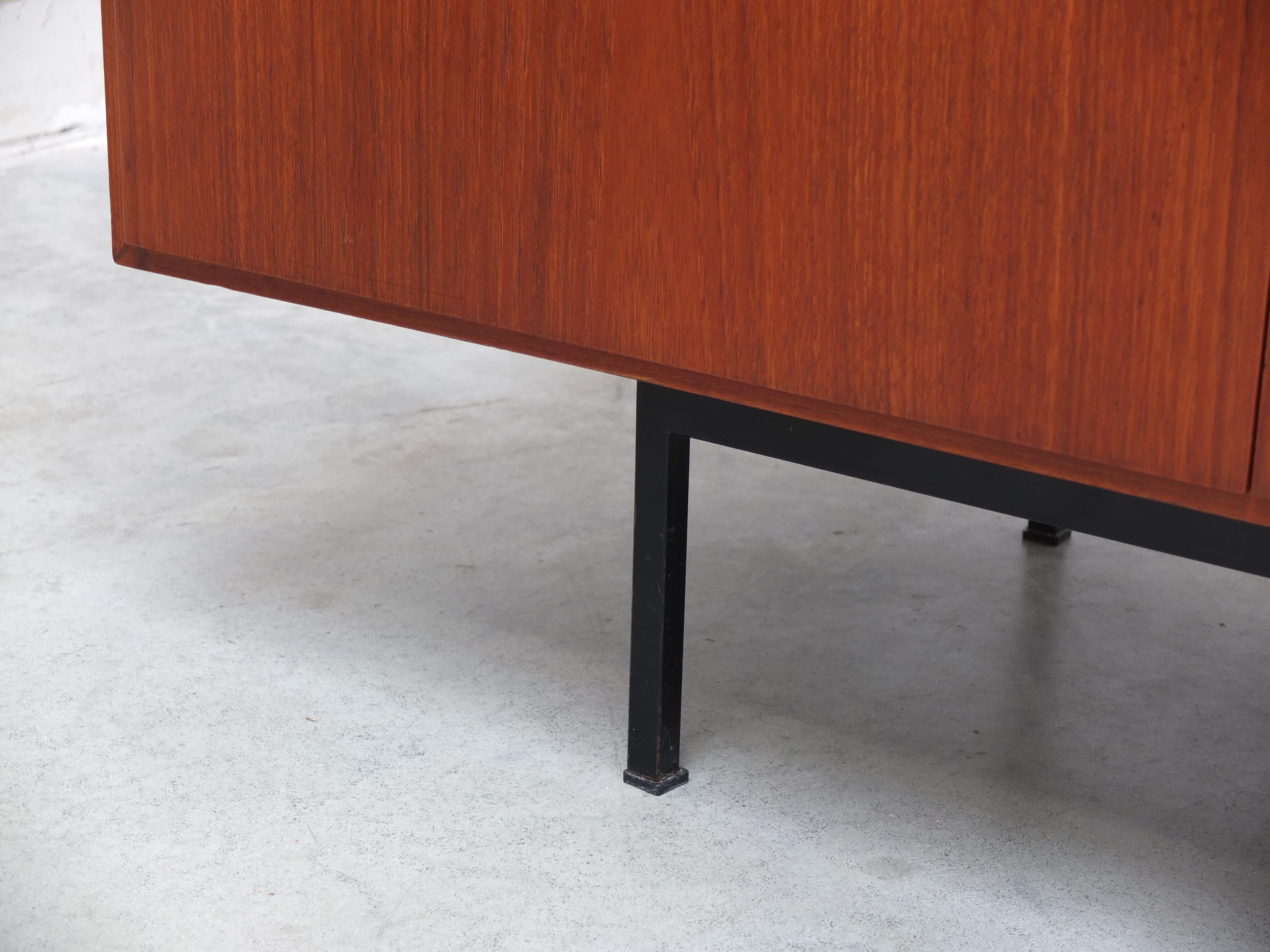 Grand buffet moderniste en teck dans le style de Dieter Waeckerlin, années 1960 en vente 12