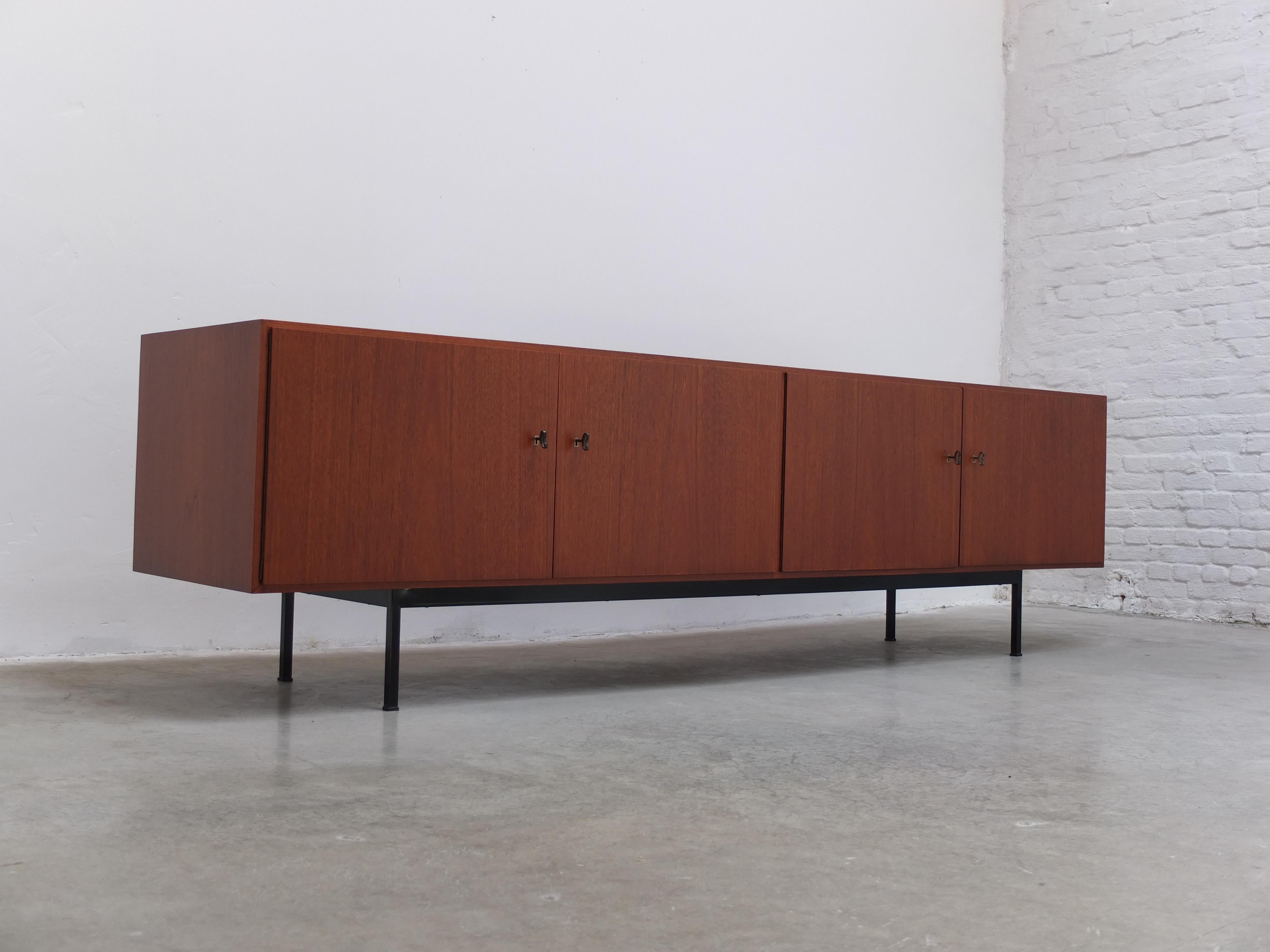 Grand buffet moderniste en teck dans le style de Dieter Waeckerlin, années 1960 en vente 13