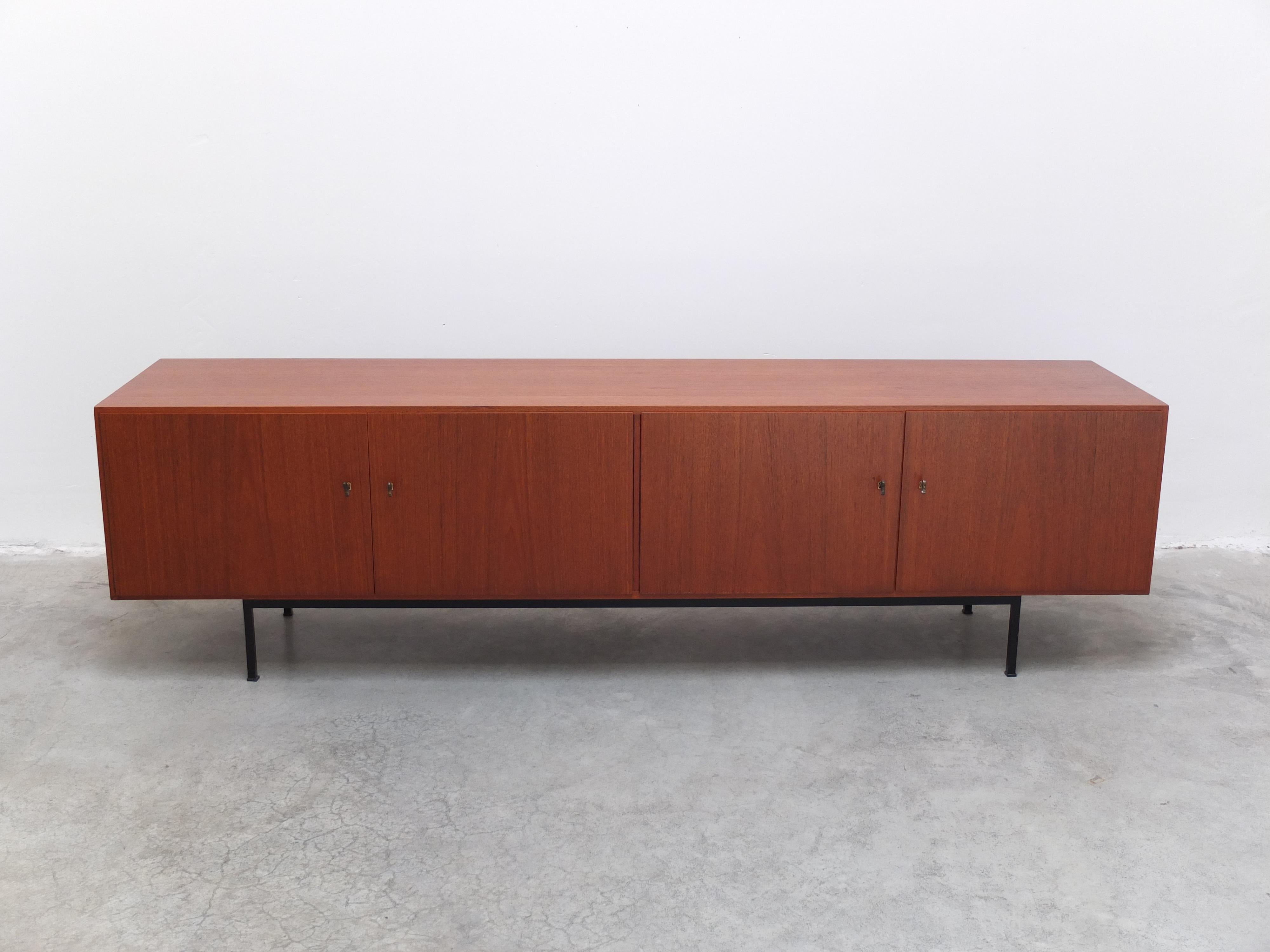 Mid-Century Modern Grand buffet moderniste en teck dans le style de Dieter Waeckerlin, années 1960 en vente