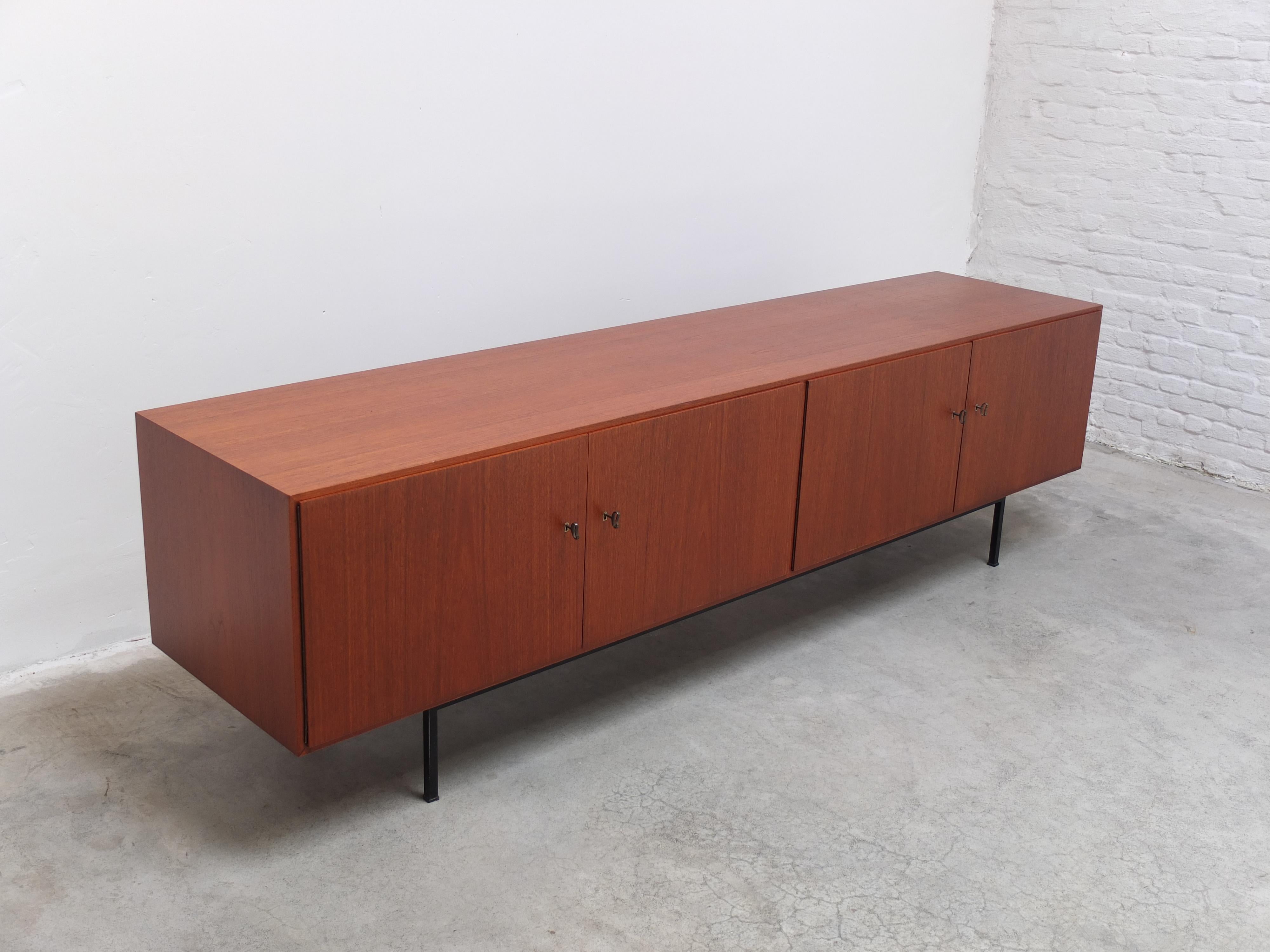 Allemand Grand buffet moderniste en teck dans le style de Dieter Waeckerlin, années 1960 en vente