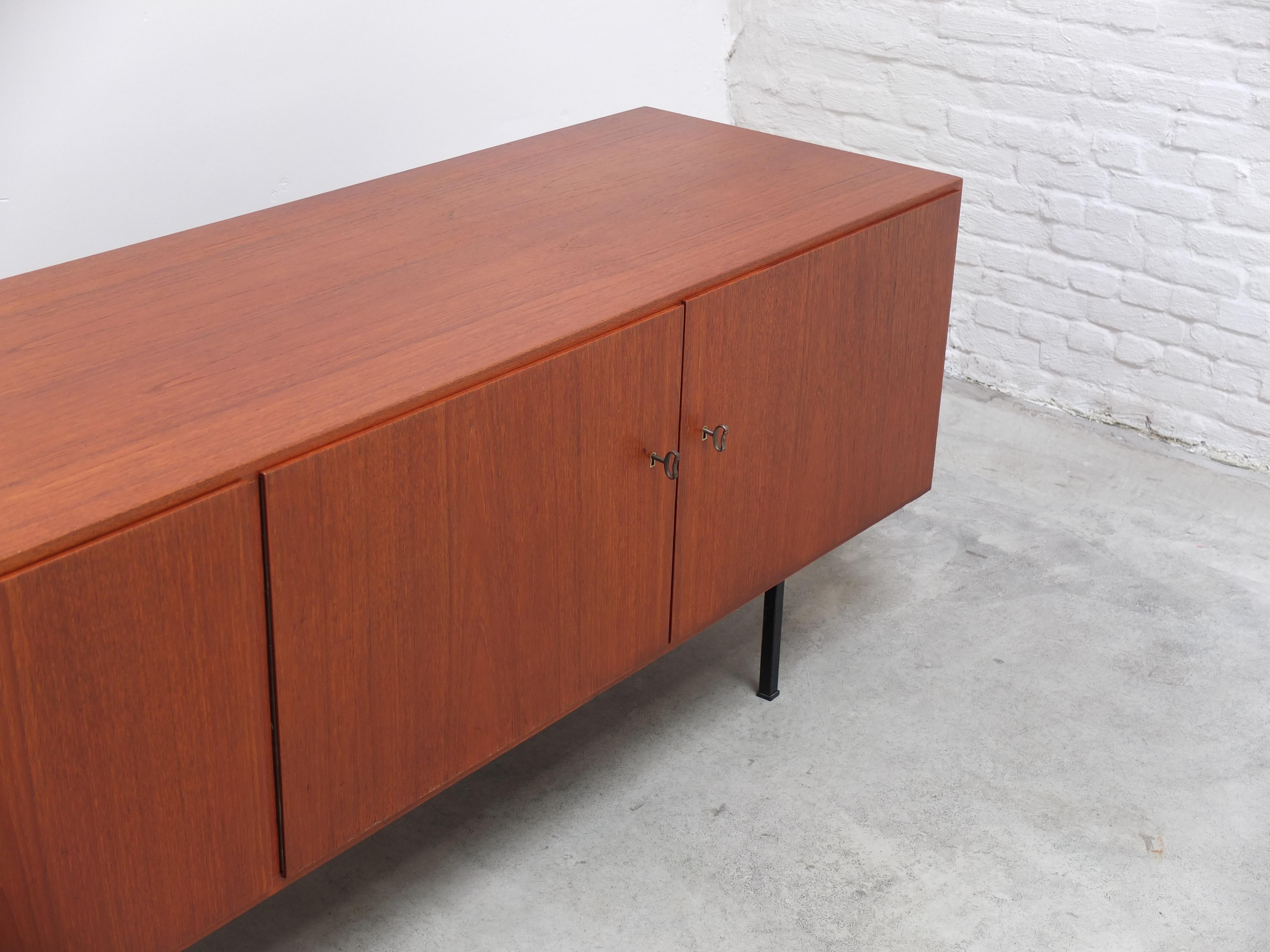 Grand buffet moderniste en teck dans le style de Dieter Waeckerlin, années 1960 Bon état - En vente à Antwerpen, VAN