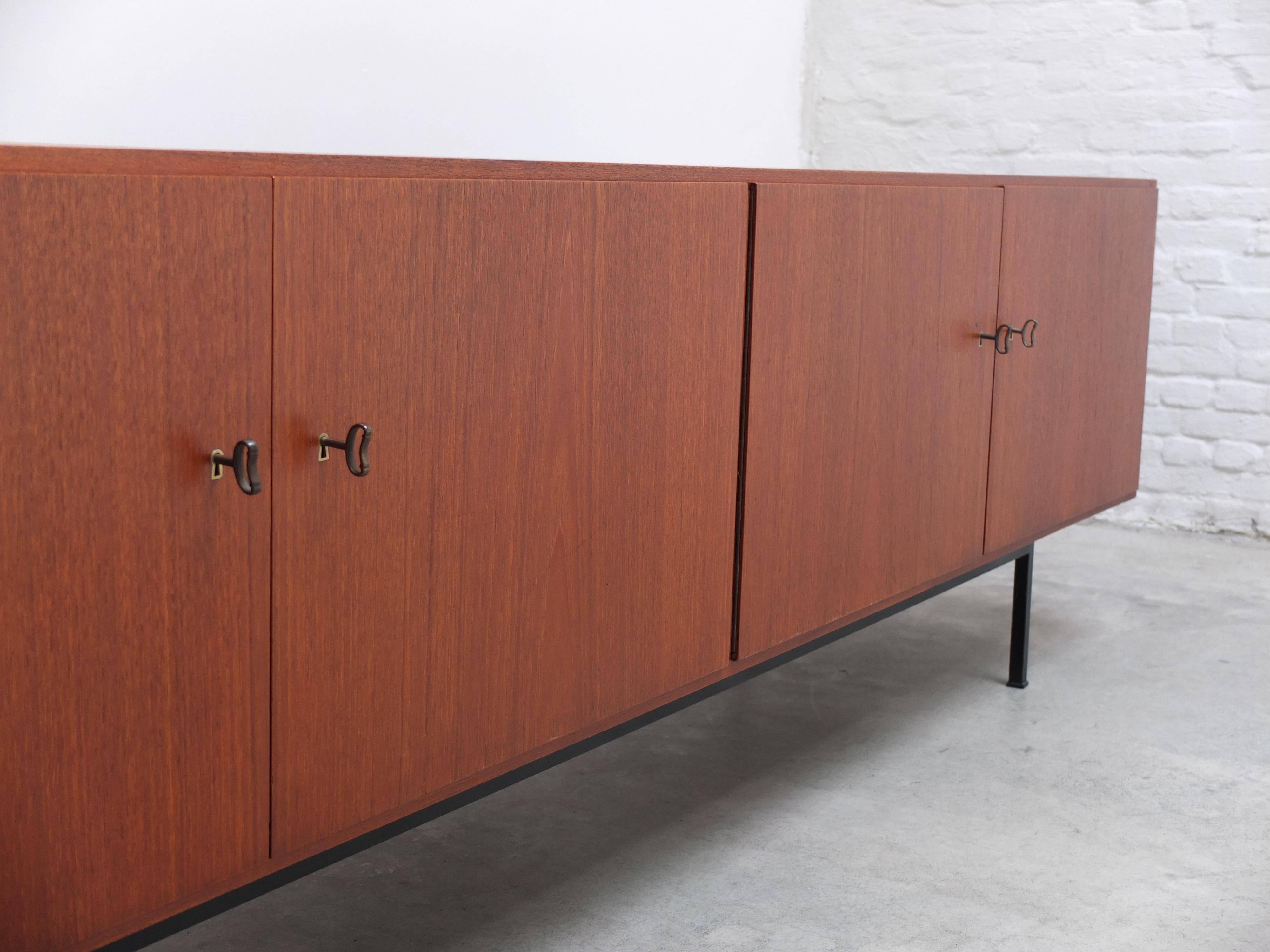 20ième siècle Grand buffet moderniste en teck dans le style de Dieter Waeckerlin, années 1960 en vente