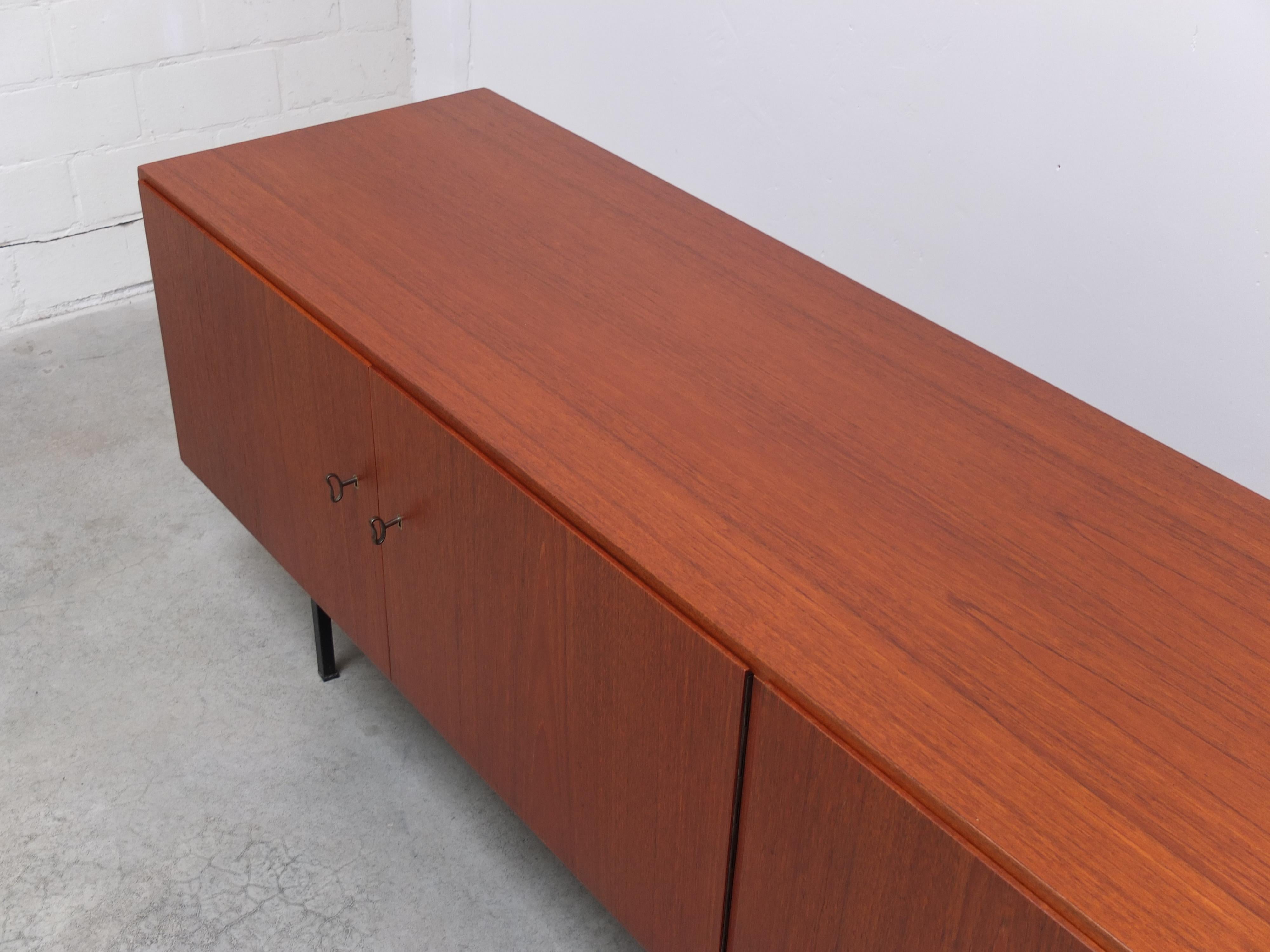 Métal Grand buffet moderniste en teck dans le style de Dieter Waeckerlin, années 1960 en vente