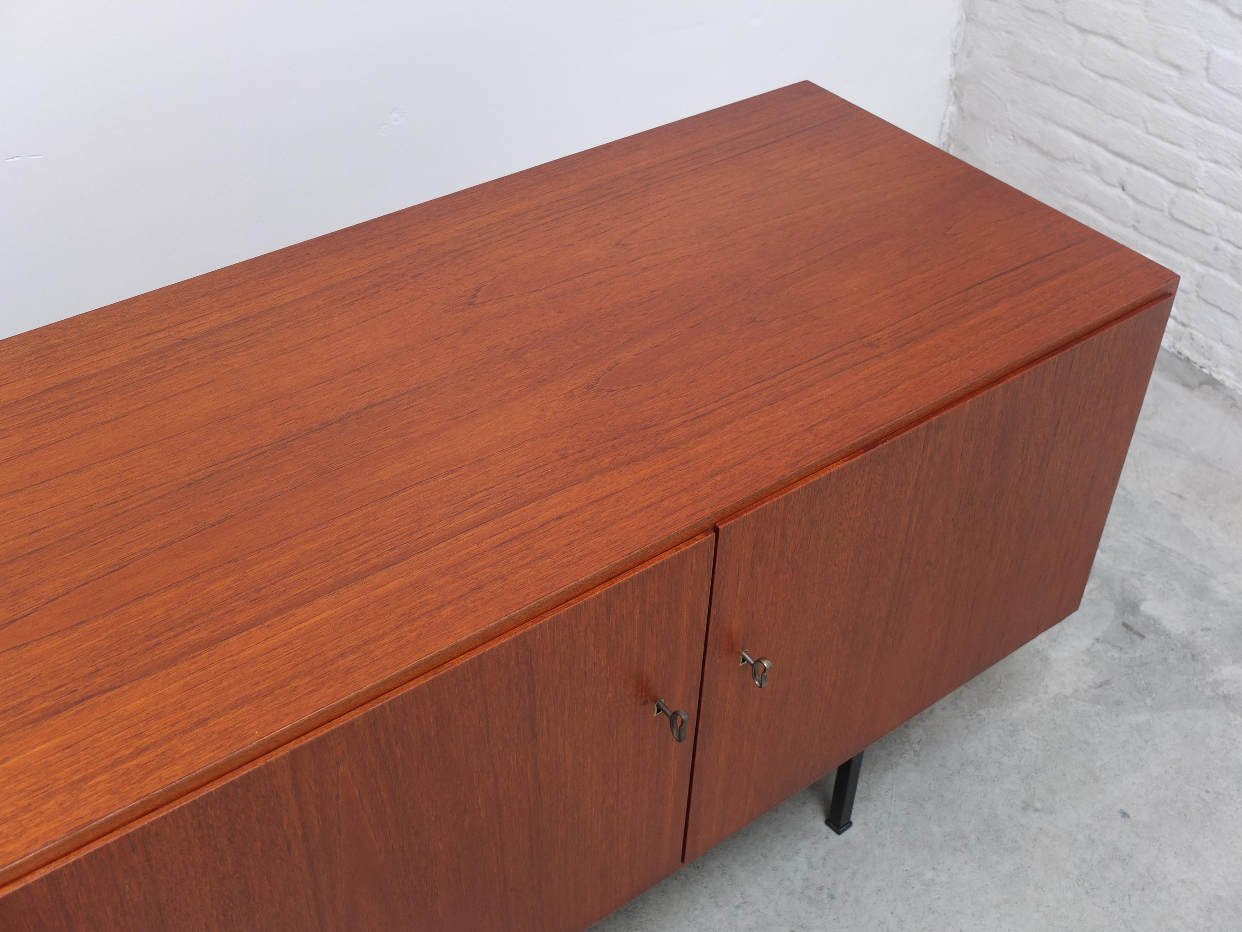 Grand buffet moderniste en teck dans le style de Dieter Waeckerlin, années 1960 en vente 1