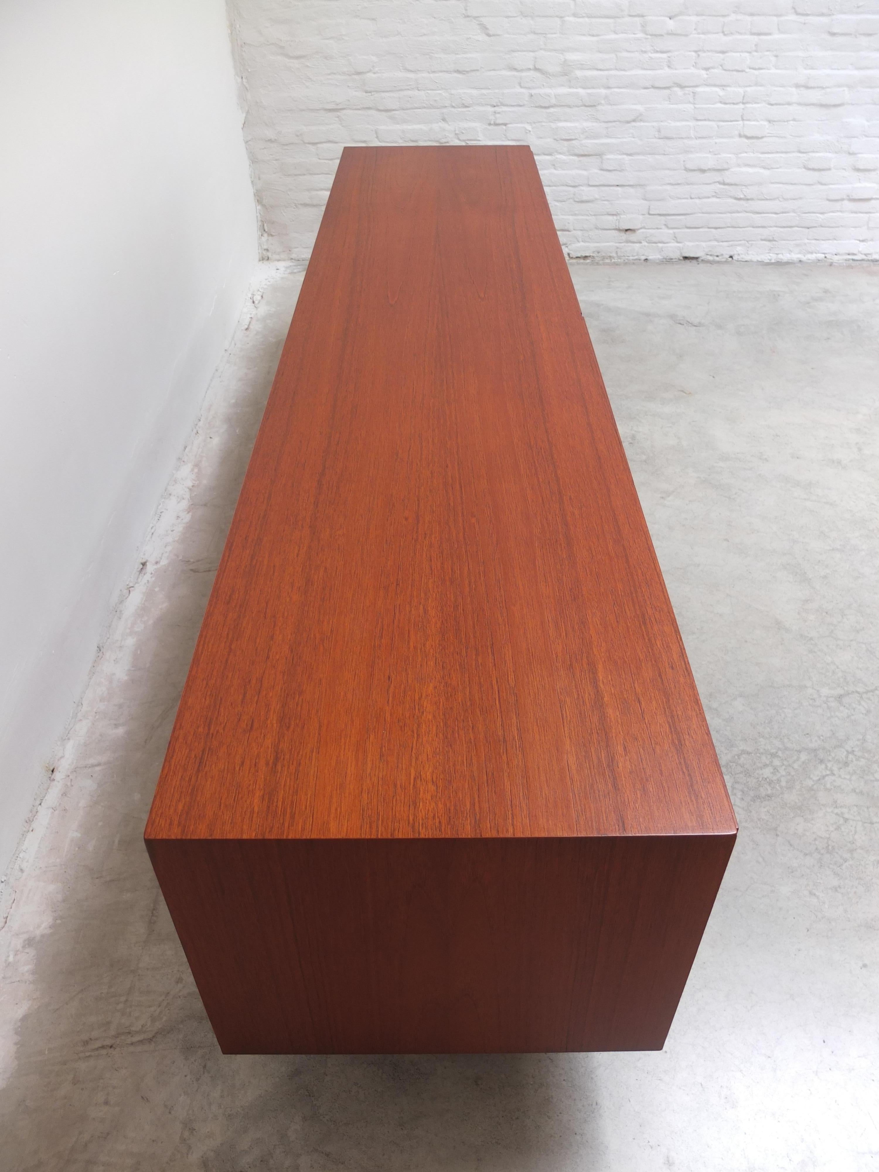 Grand buffet moderniste en teck dans le style de Dieter Waeckerlin, années 1960 en vente 2