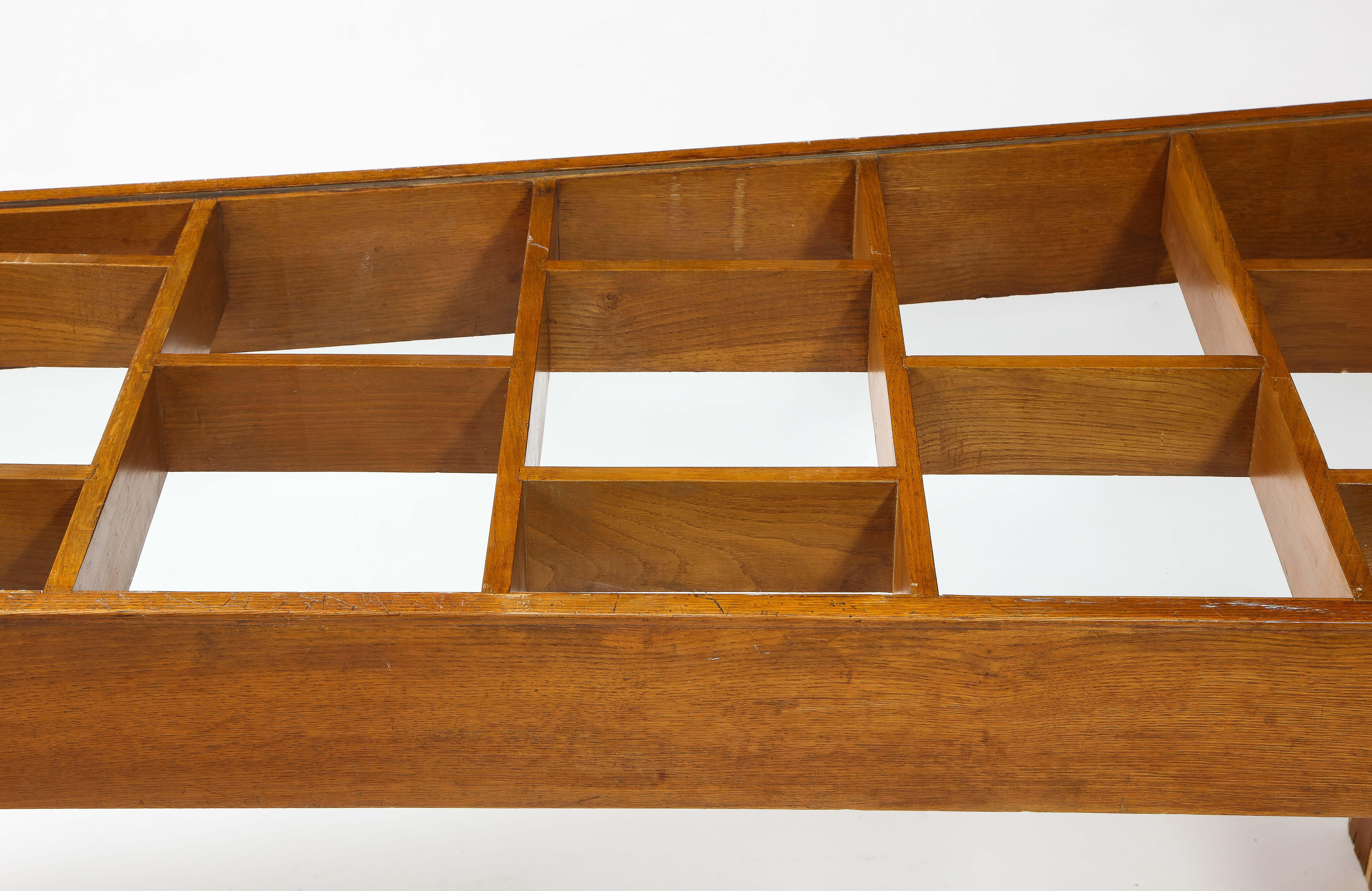 Großer Modernist-Schreibtisch aus Eiche & Klasse, Frankreich 1950er Jahre im Angebot 11