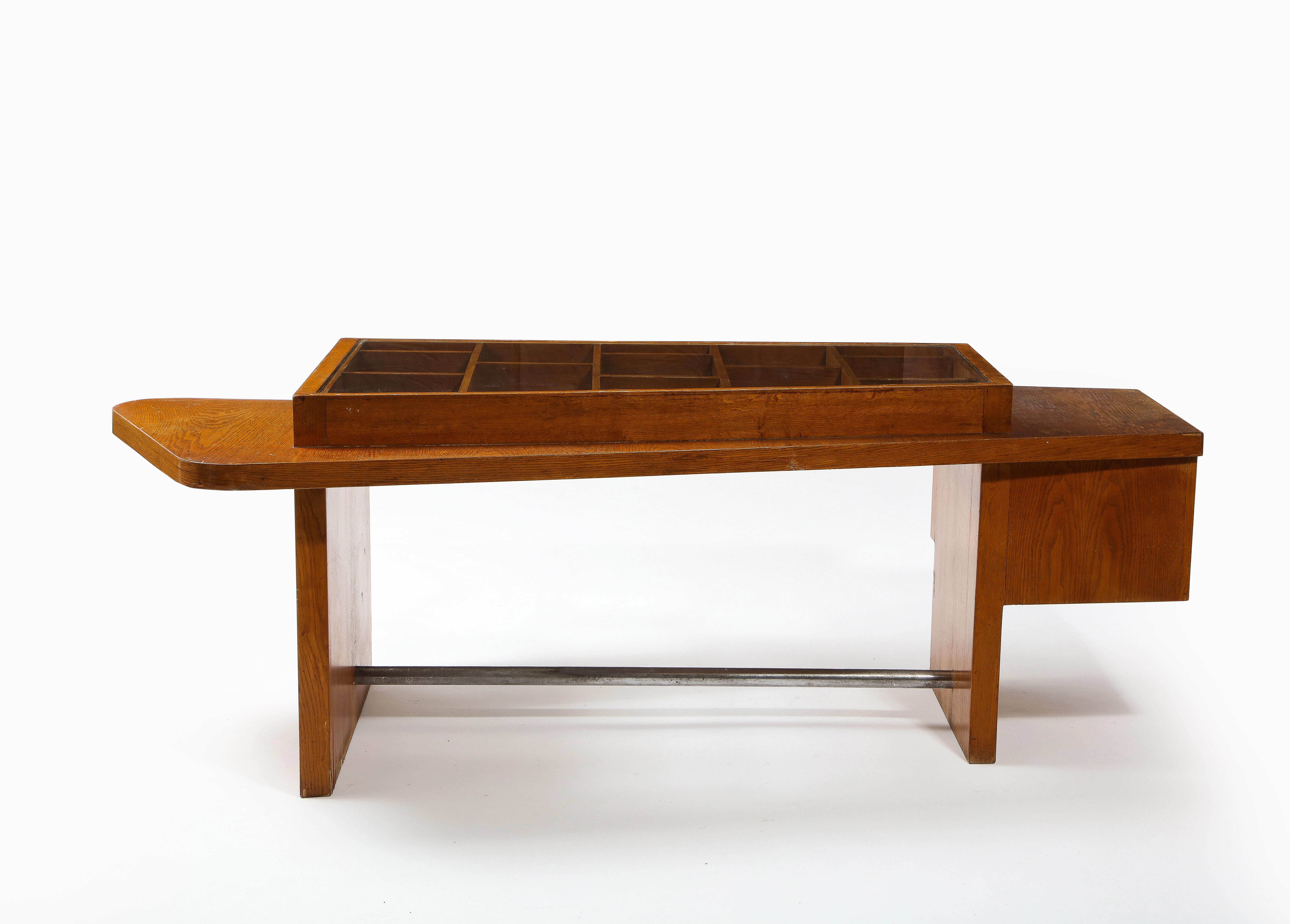 Mid-Century Modern Grand bureau moderniste en chêne et de classe, France, années 1950 en vente