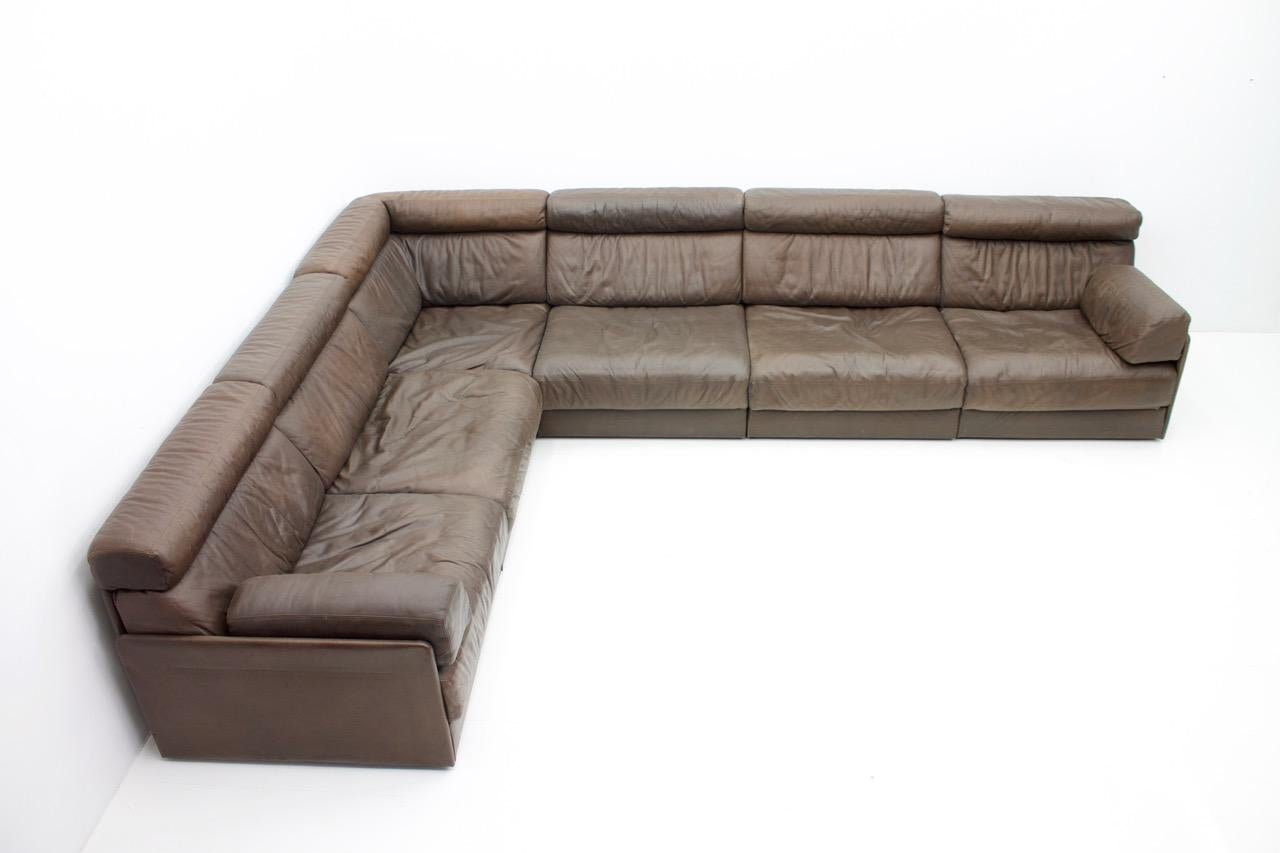 Large sectional sofa in dark brown leather by De De Sede DS 76 Switzerland. Six elements with a high backrest. Ultra comfortable.
The elements can also be used as a bed when unfolded. The back is covered with leather and can be placed freely in the