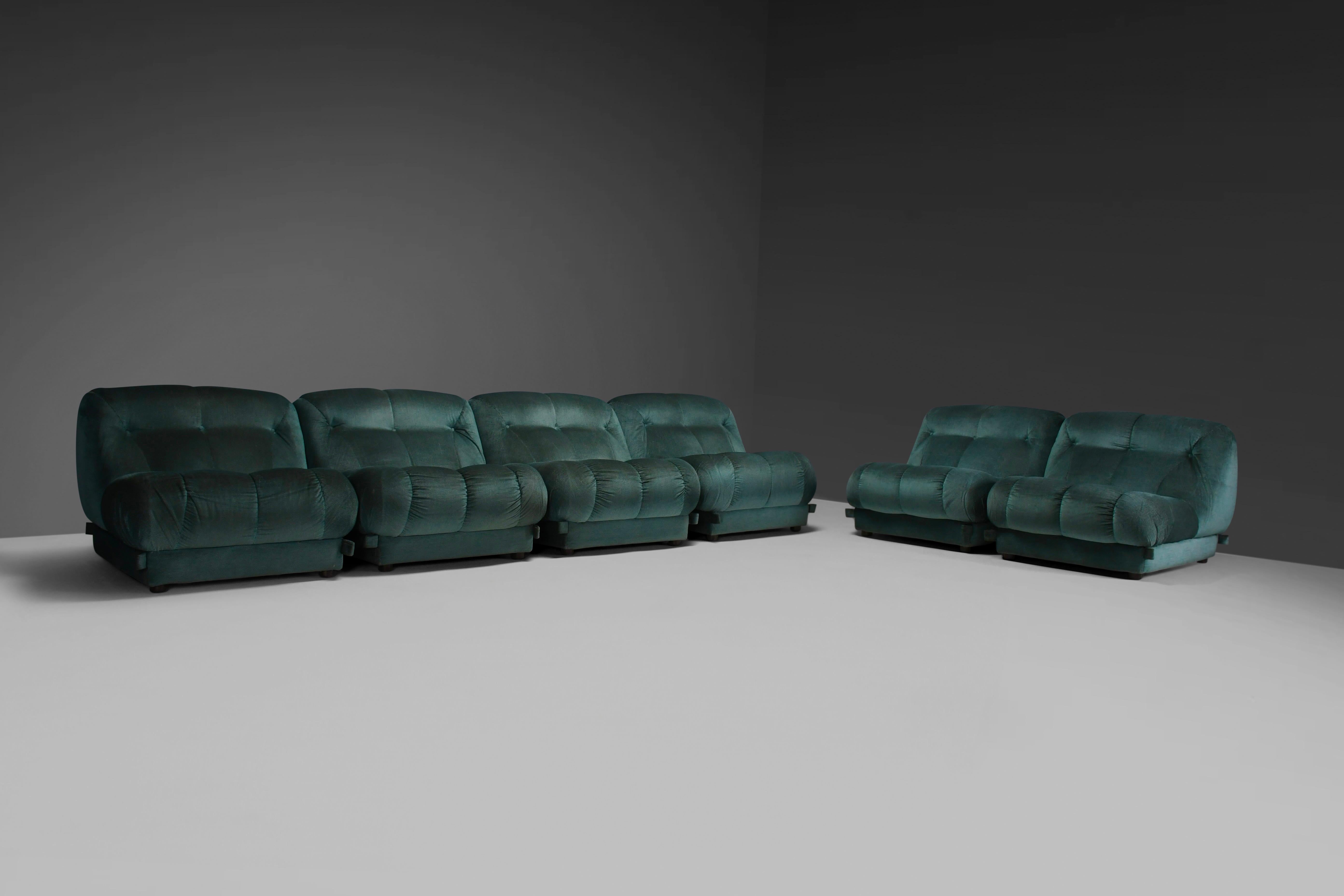 Schönes Modular 'Nuvolone' Sofa in sehr gutem Originalzustand.

Entworfen von Rino Maturi in den 1970er Jahren.

Hergestellt von Mimo Padova, Italien.

Das modulare Sofa 'Nuvolone' ist eine Verschmelzung von Space-Age-Design und unvergleichlichem